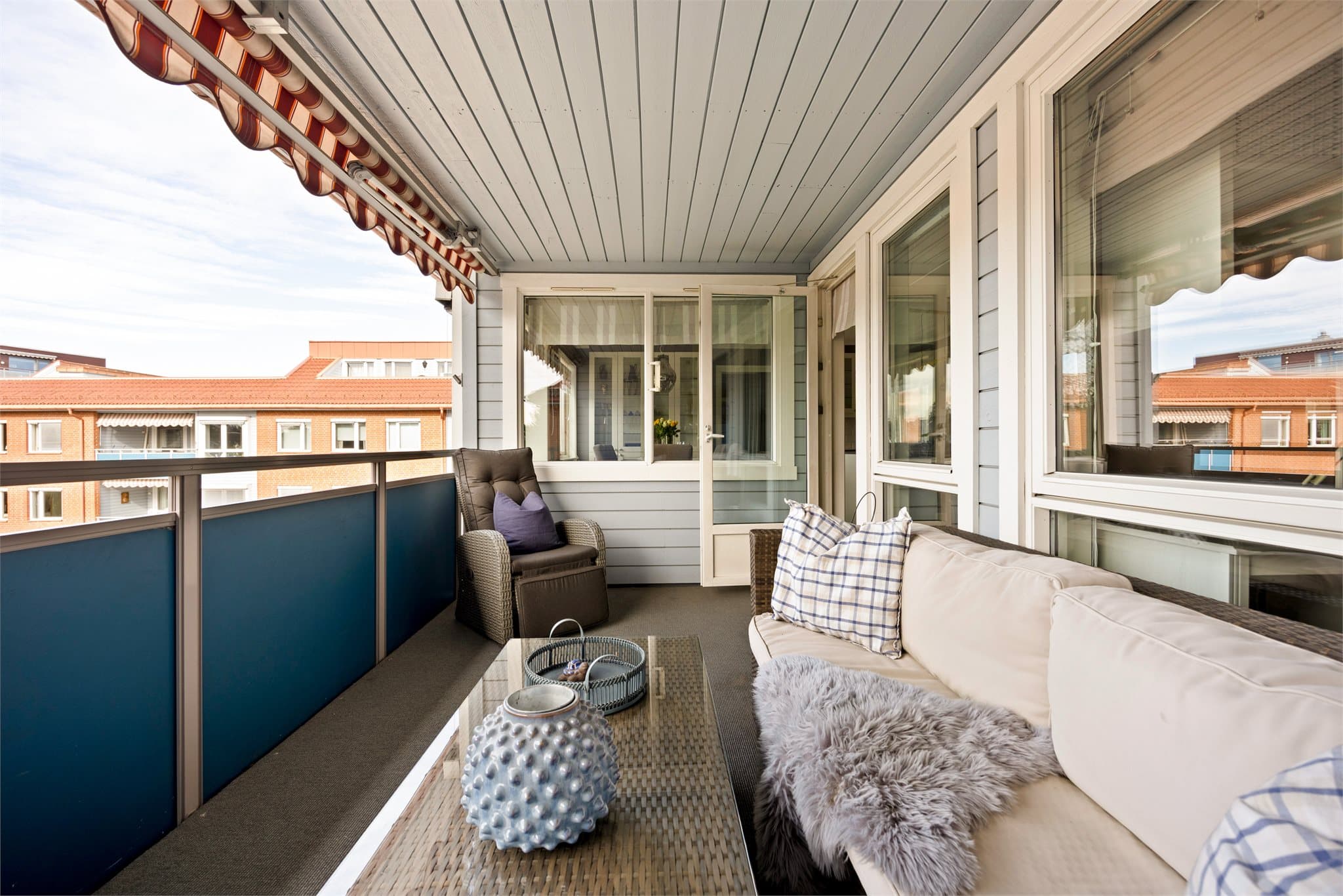 Overbygget balkong på ca. 11 kvm. Lunt og innbydende.