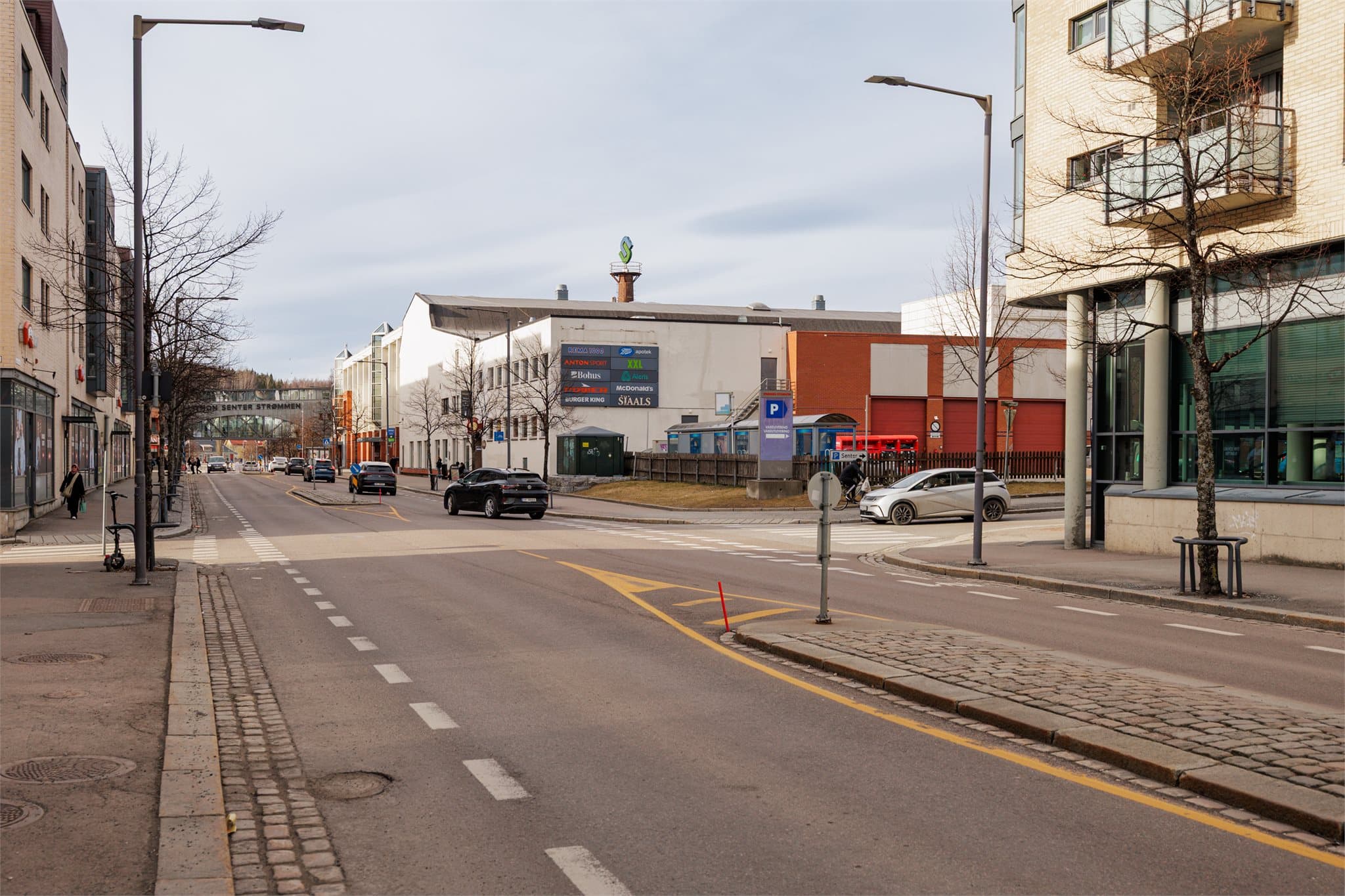 Leiligheten har en tilbaketrukket og stille atmosfære, men rett rundt hjørnet ligger Thon Senter Strømmen.