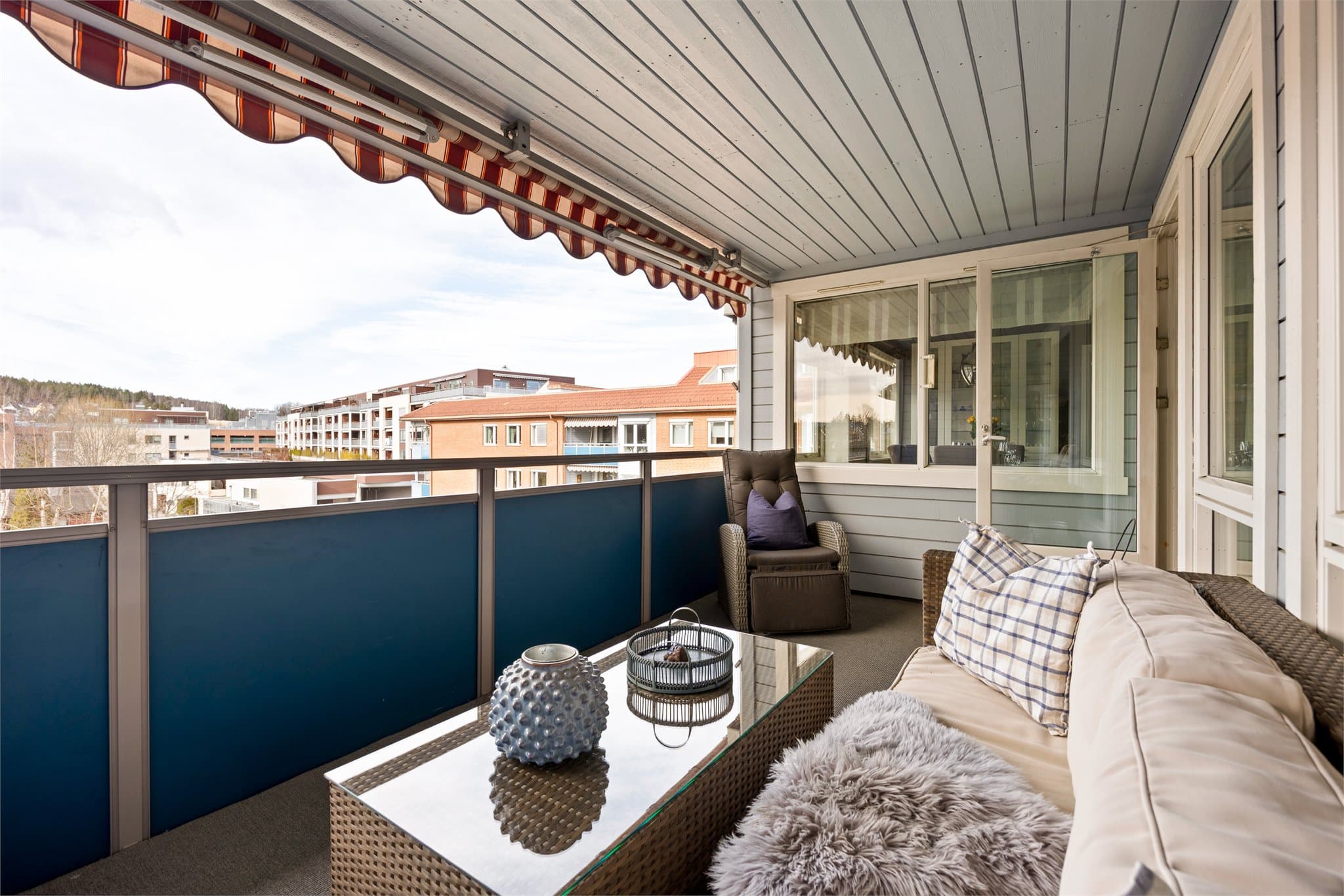 Vestvendt balkong med ettermiddag- og kveldssol. Elektrisk markise.