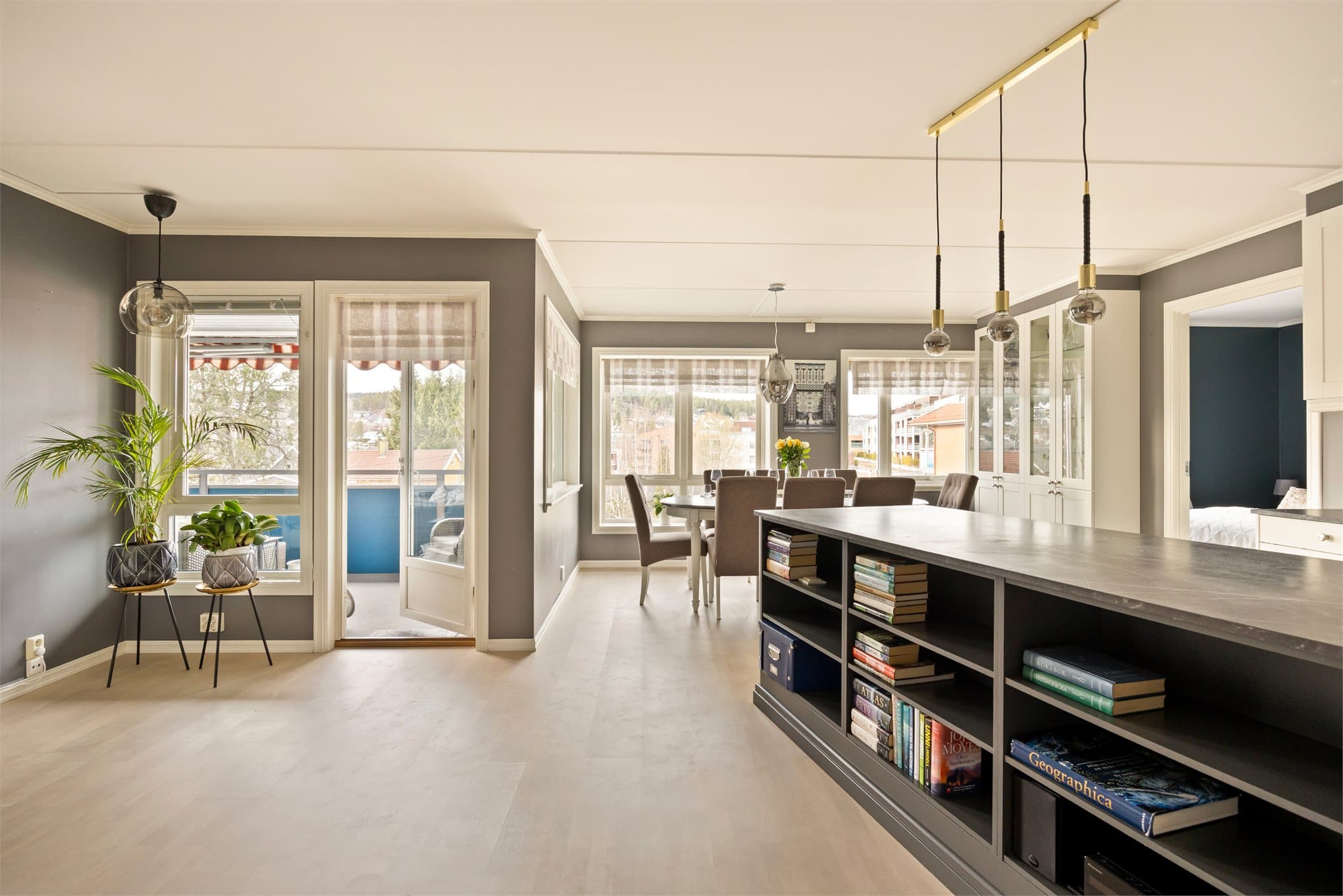 Emera Eiendomsmegling v/Eirik Blix ønsker velkommen til Strømsveien 43! Foto: Philip Isaksen.