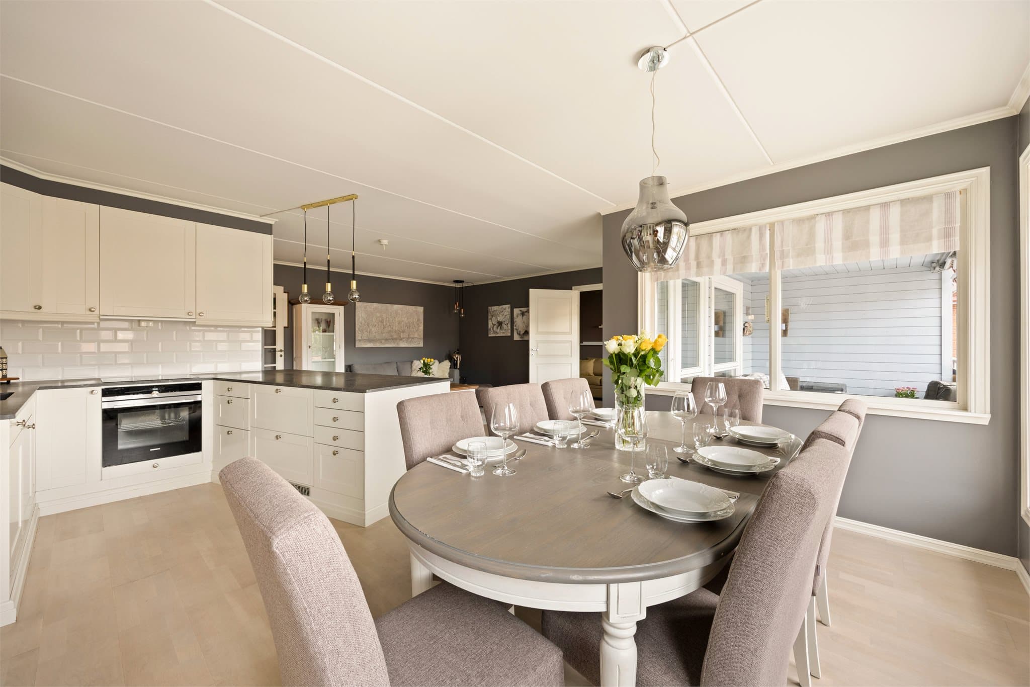 I forlengelse av kjøkkenet er det en stor spisestue.
