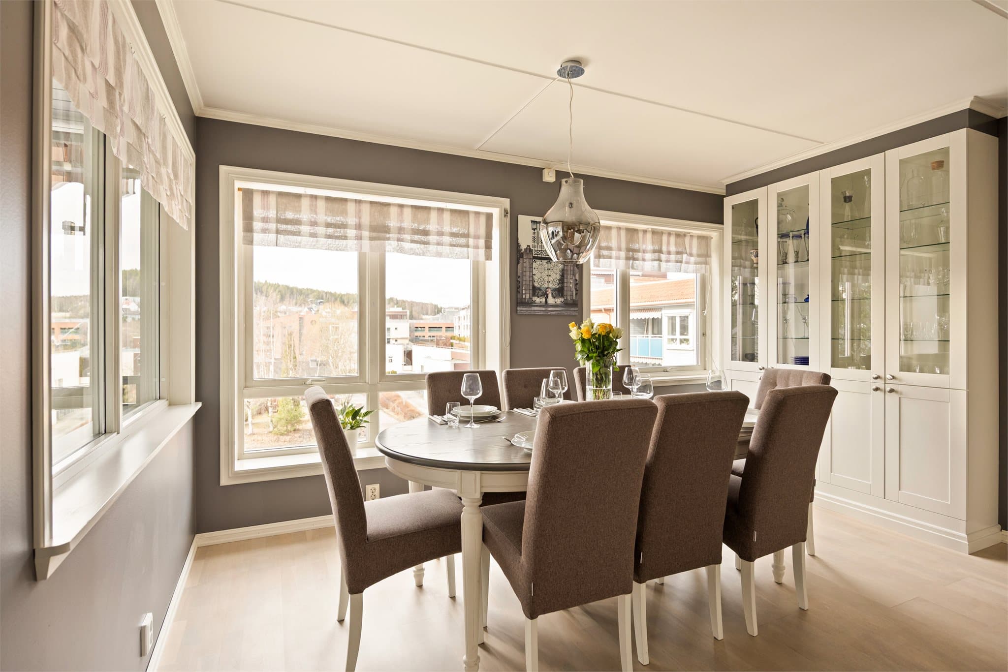 Store vindusflater fra flere sider slipper inn rikelig med naturlig lys.