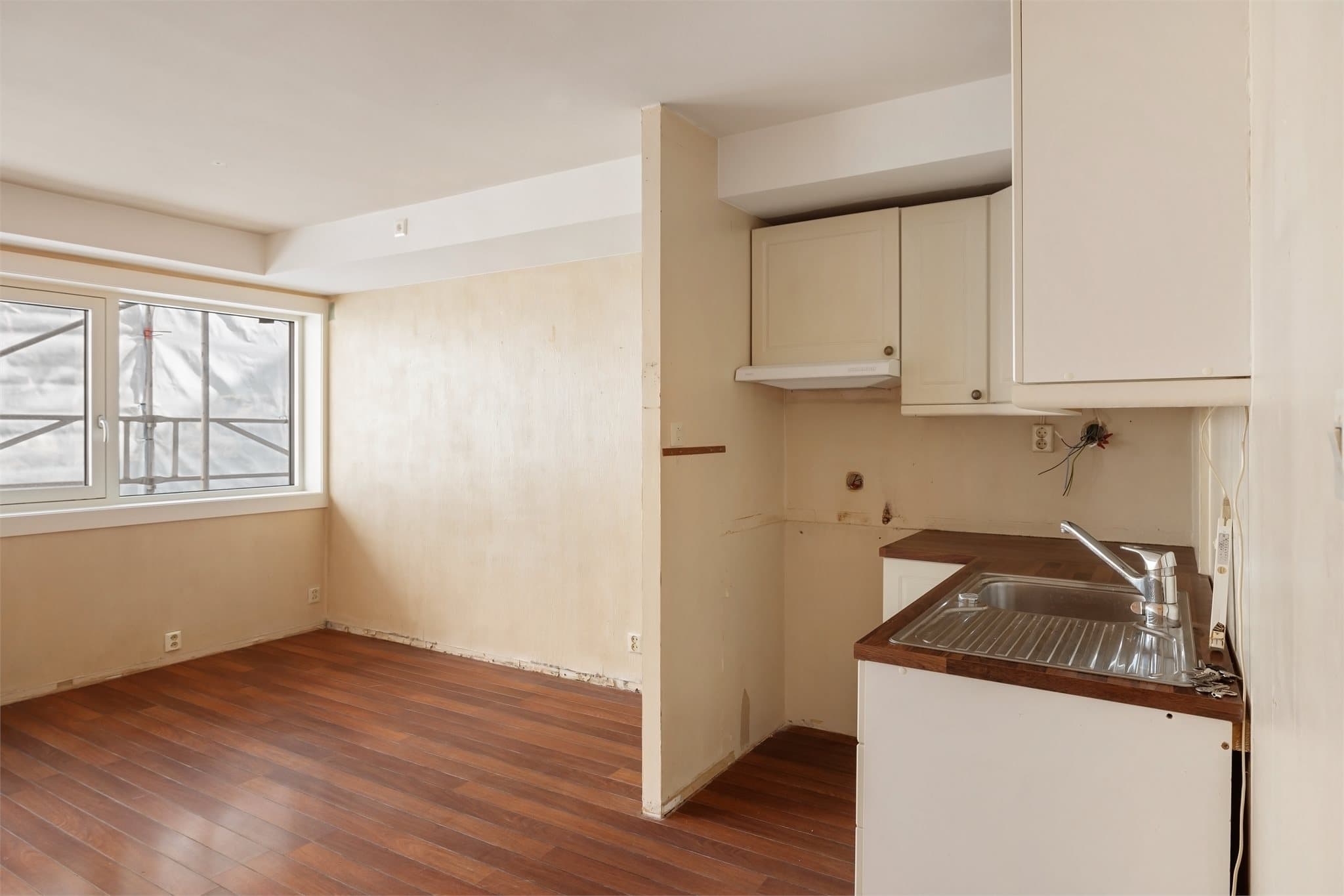 Leiligheten inneholder entré, garderobe, bad, stue/kjøkken og soverom