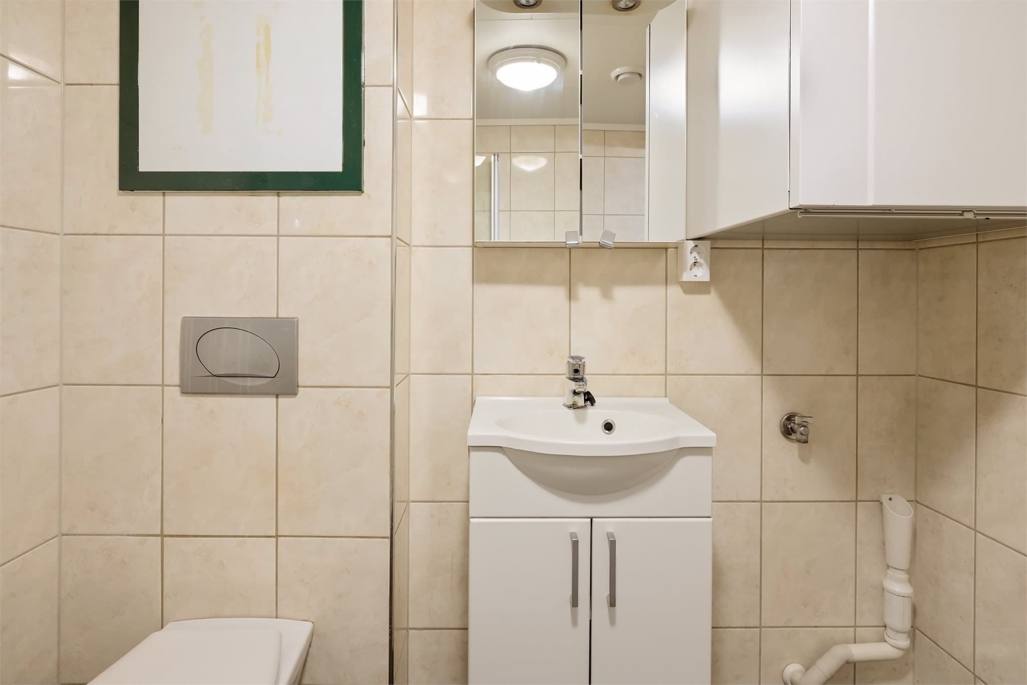 Badet er helfliset og har behagelig varme i gulv