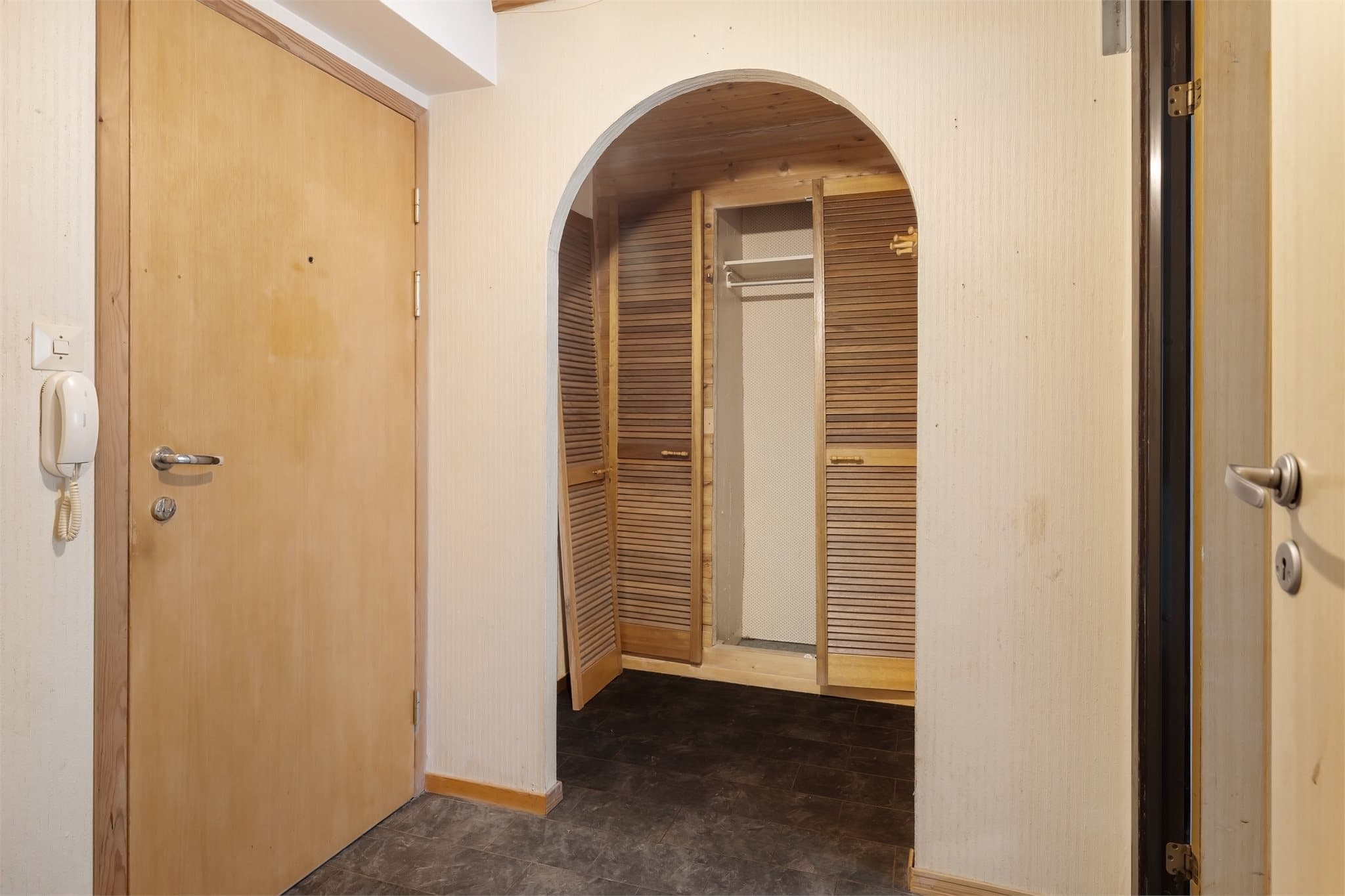 Praktisk med garderobe tilknyttet entré som måler 2,7 m²