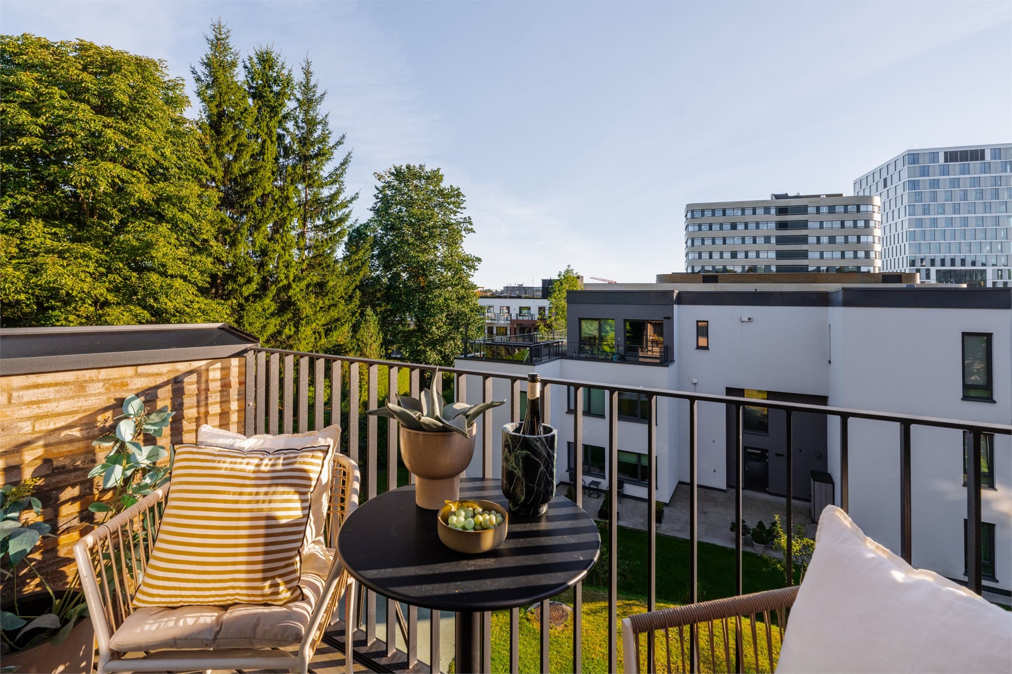 Ekslusivt boligsameie med kun 15 parkleiligheter i en tilbaketrukket beliggenhet omgitt av frodige omgivelser.