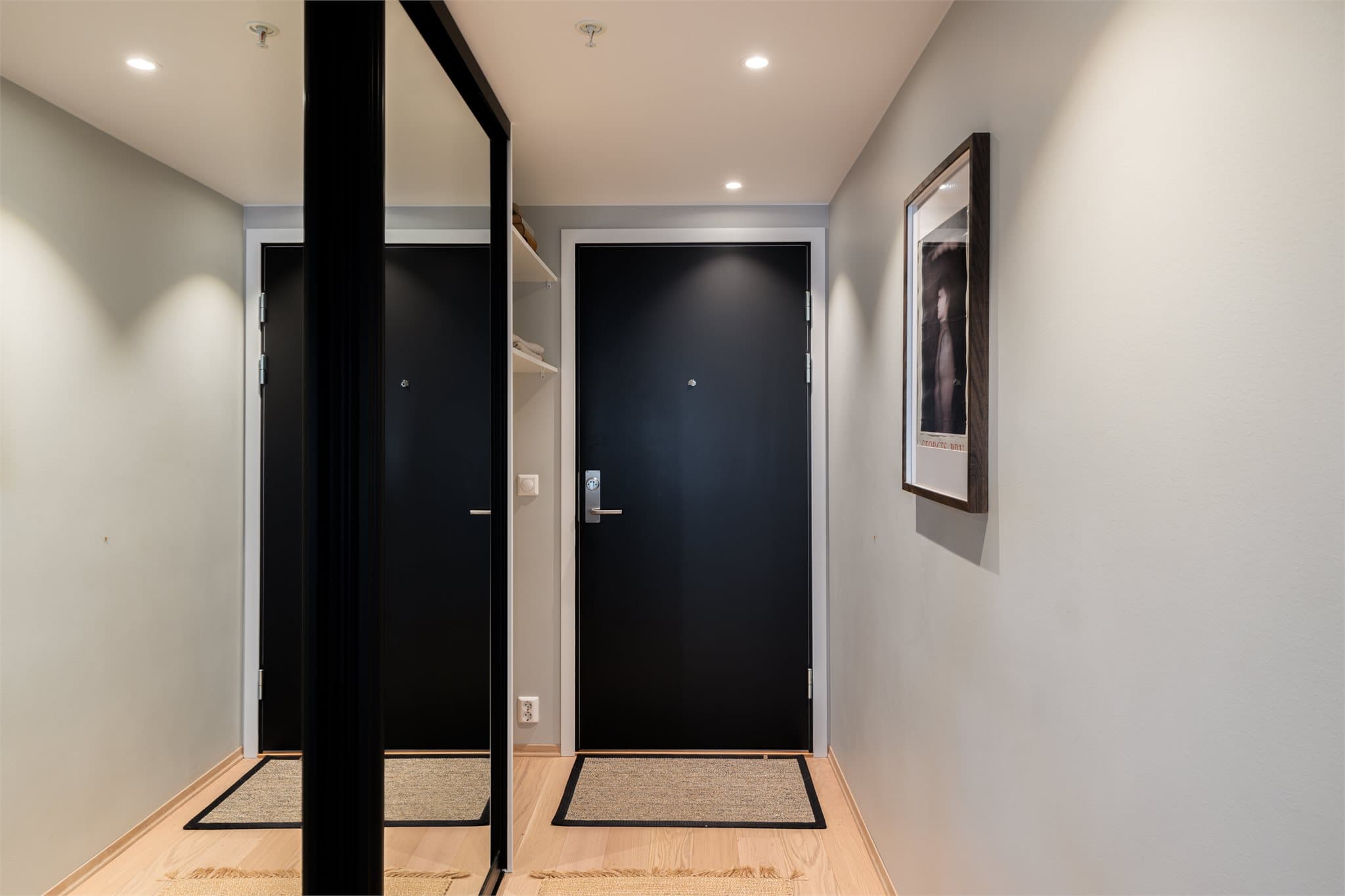 Her er det god oppbevaringsplass i en stor skyvedørsgarderobe, med praktisk plass til yttertøy og sko.