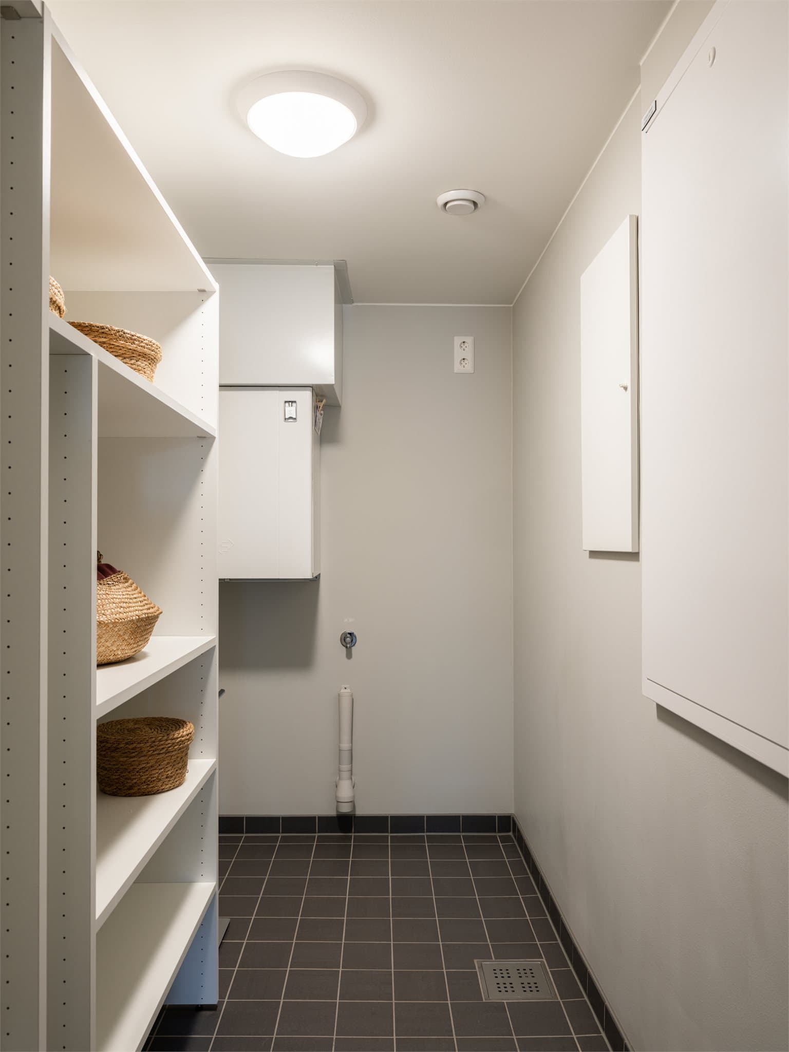 I tilknytning til hovedsoverommets walk-in-garderobe ligger et praktisk vaskerom med opplegg og plass for vaskemaskin.