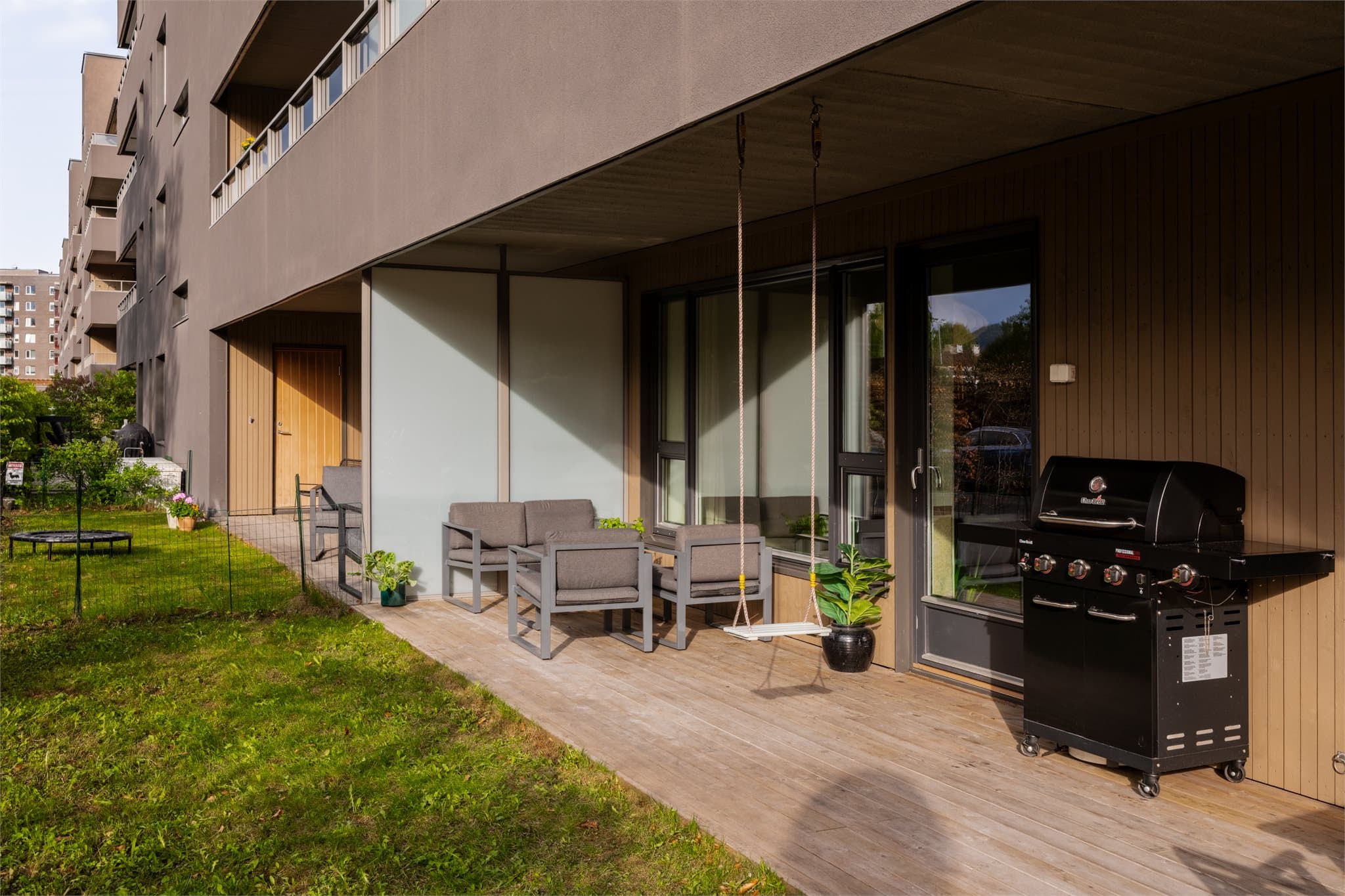 Terrassen er hele 19 m² og byr på god plass til en loungegruppe, grill og det som hører sommeren med.