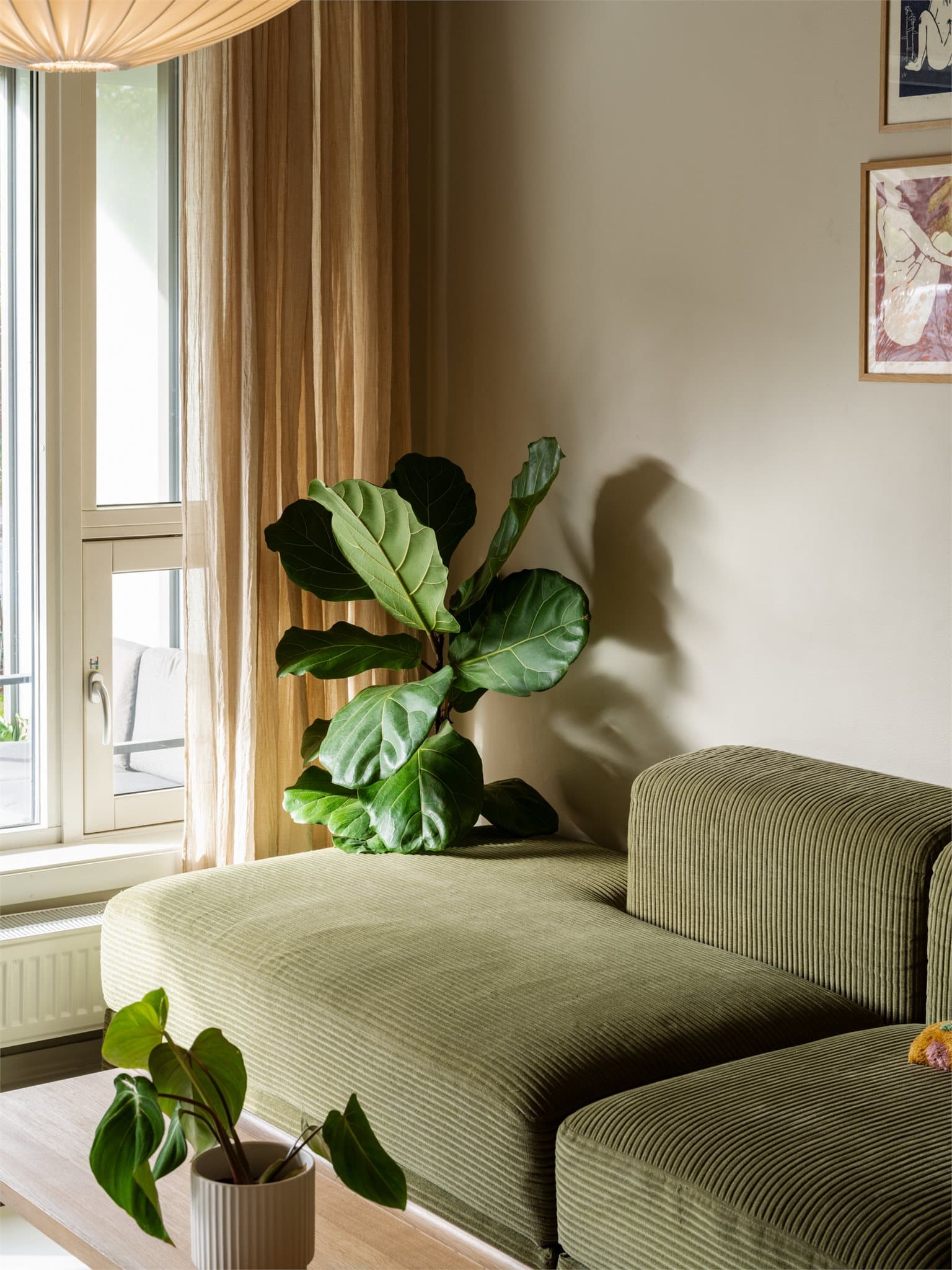 Kjekt å vite er at leiligheten varmes opp via radiatorer tilknyttet fjernvarme.