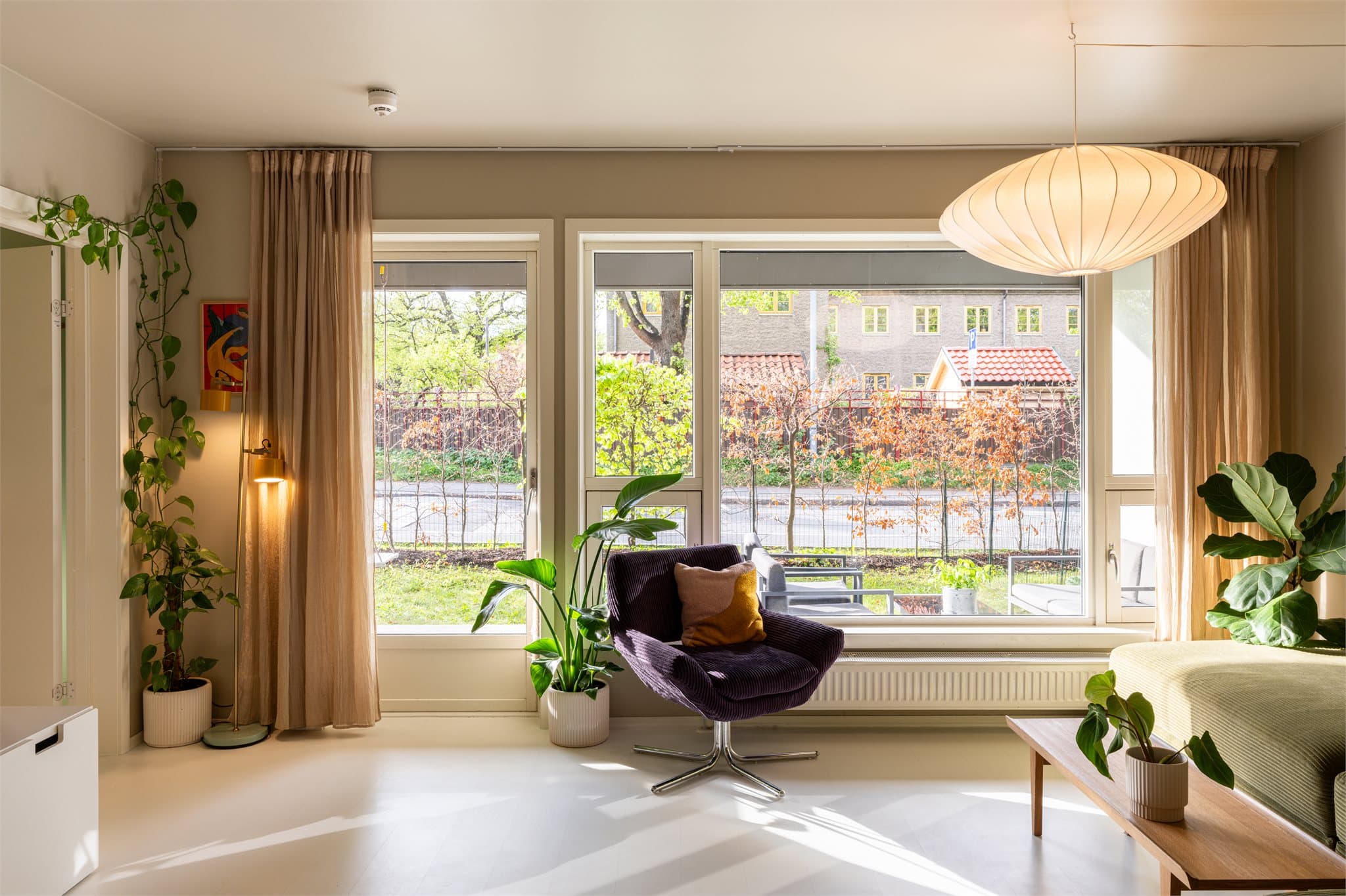 Stuen får rikelig med naturlig lys fra de store vindusflatene.