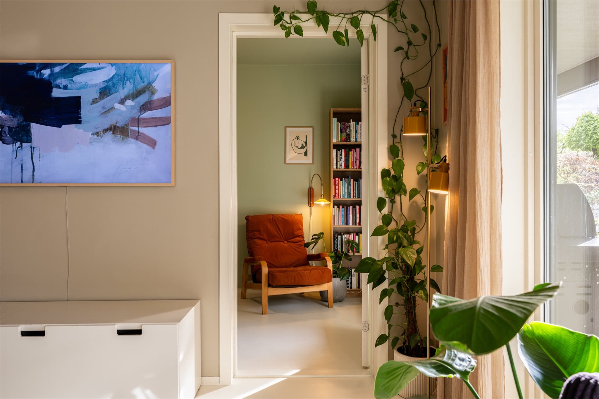 Ett av leilighetens soverom har adkomst fra stuen – la oss ta en titt!