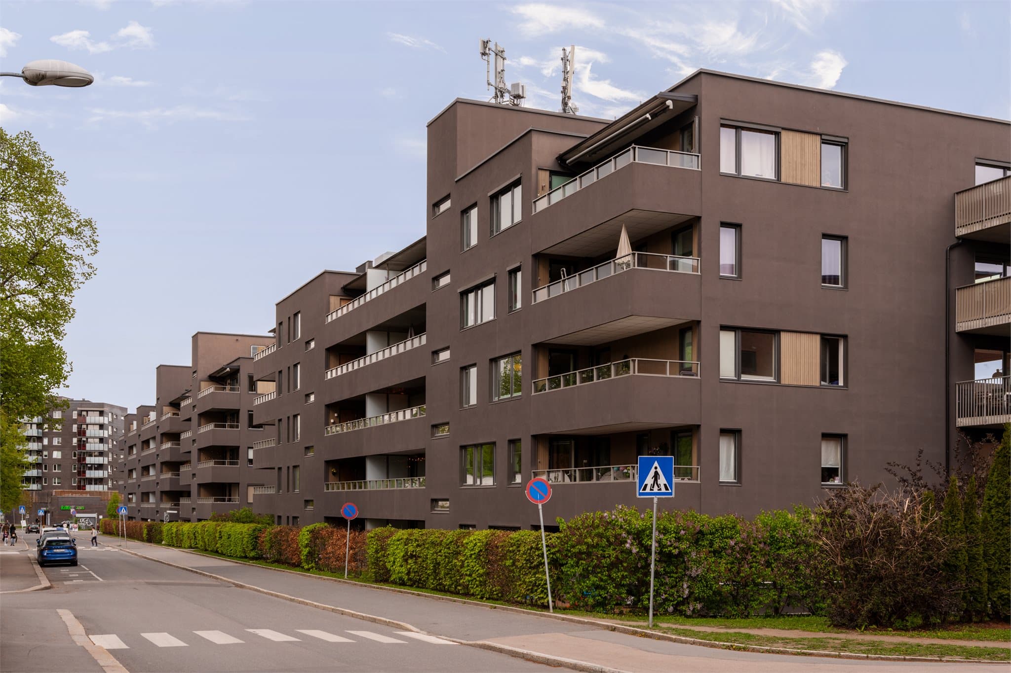 Boligen ligger i et sentralt og attraktivt område på Hasle, med kort vei til barnehager, skoler, T-bane og et bredt utvalg av servicetilbud.