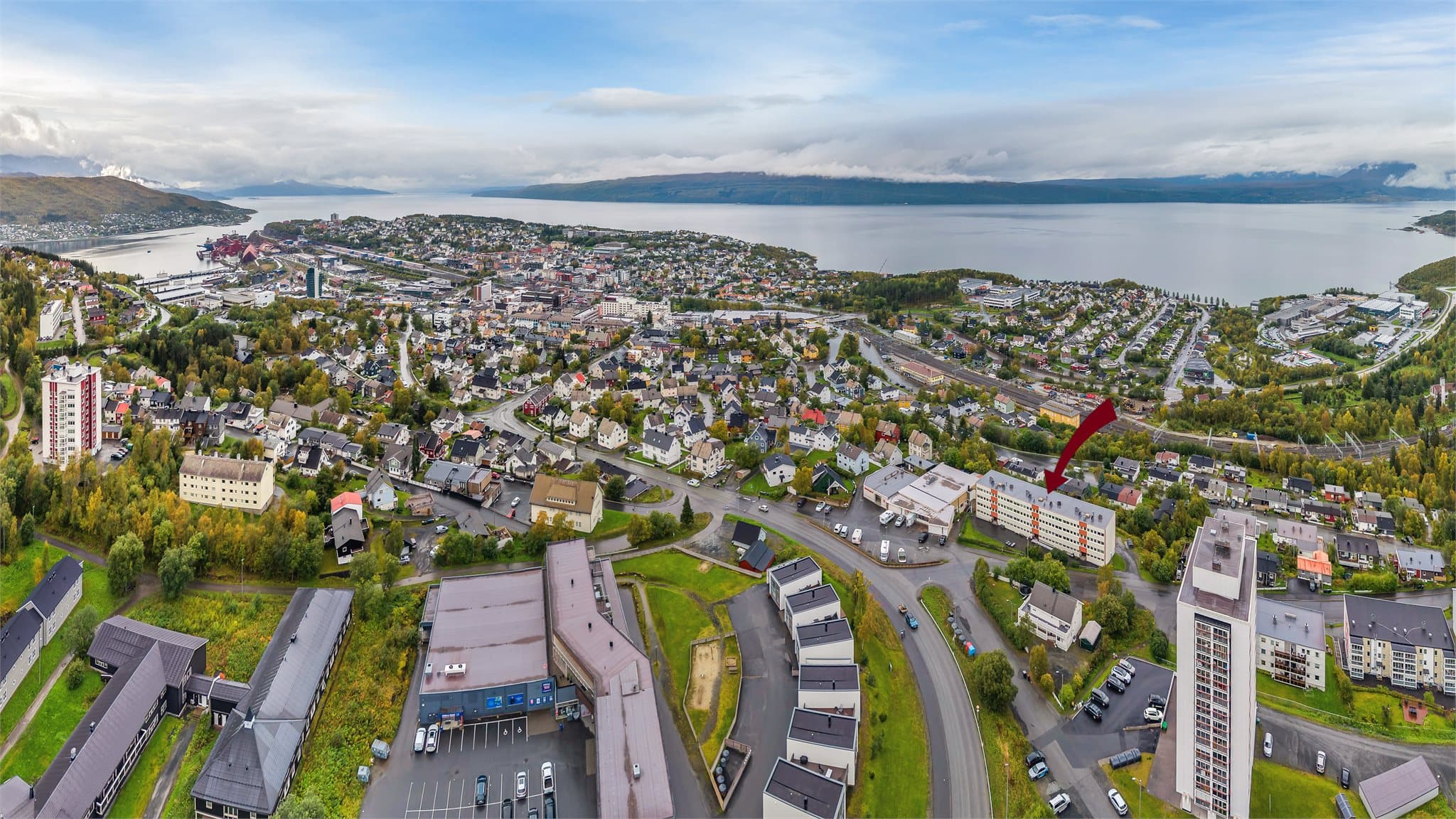 Sentral beliggenhet på Oscarsborg/Nedre Skistua med gangavstand til Narvik stasjon og sentrum.