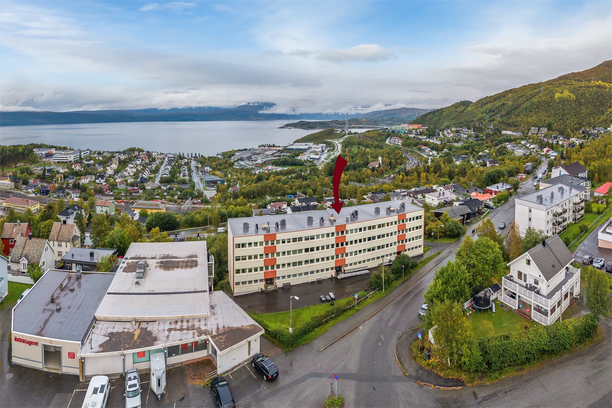 Etablert nabolag med åpent utsyn mot fjorden og Hålogalandsbrua.