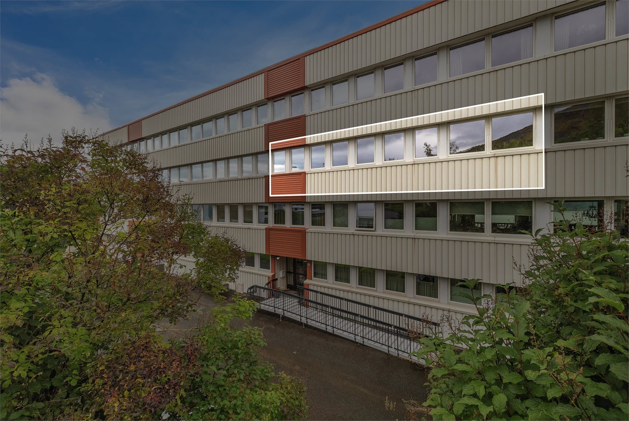 Leiligheten er markert i byggets tredje etasje i Svingen Borettslag.