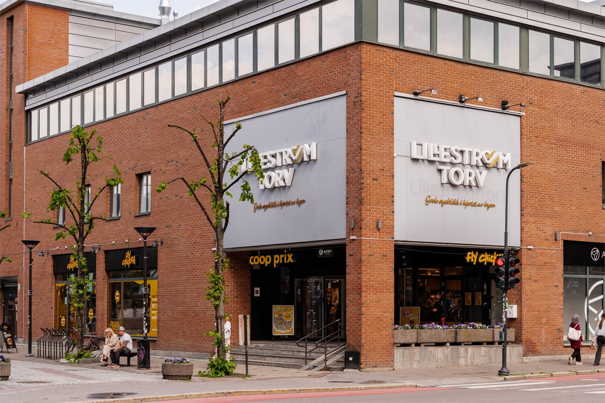 Lillestrøm Torv med et bredt utvalg butikker og servicetilbud ligger kun tre minutters gange unna.