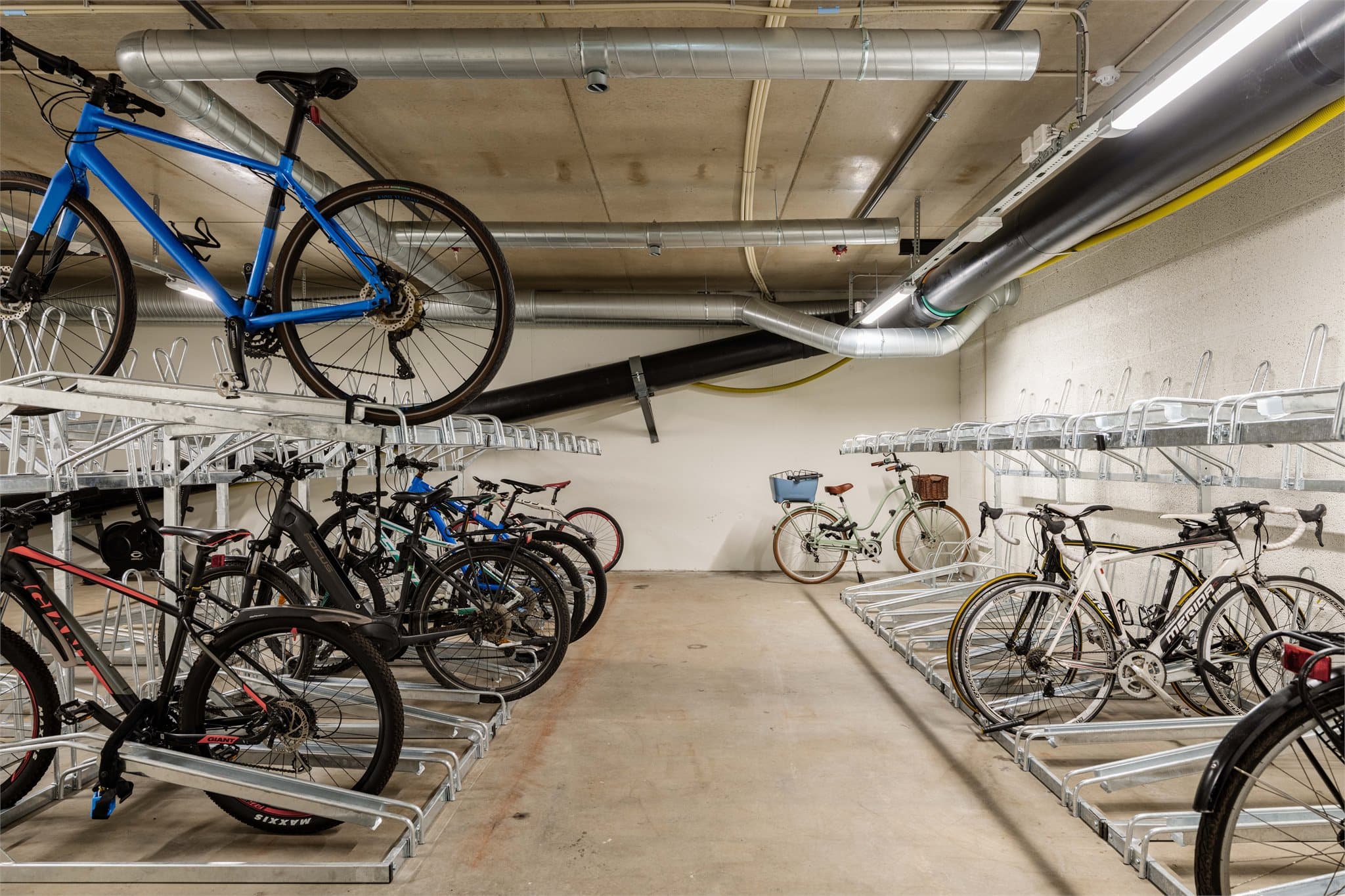Sameiet har felles sykkelparkering i kjelleren. Leiligheten disponerer også en bod på ca. 5 m².