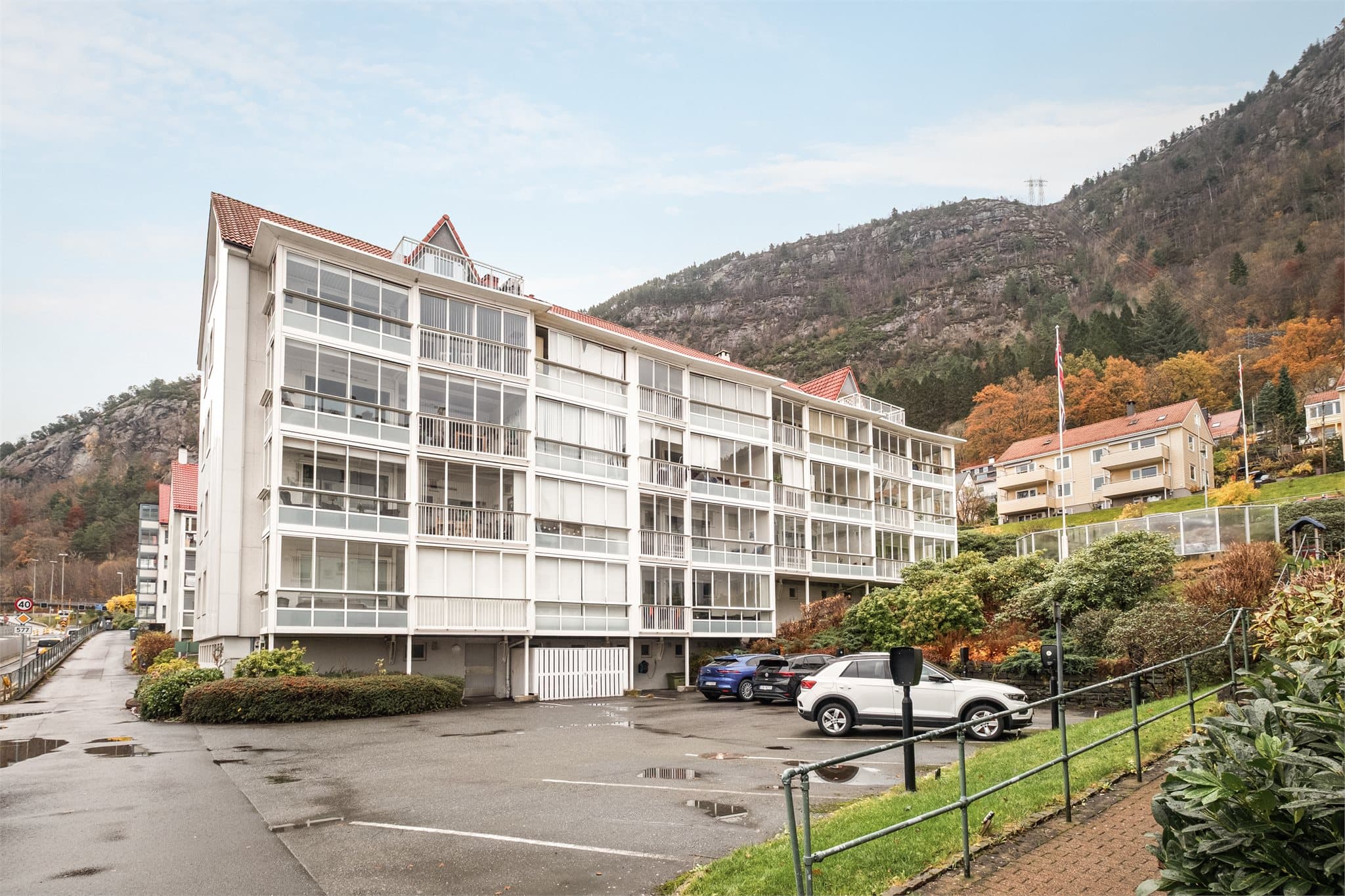 - Det er flere flotte parkanlegg i nabolaget, herunder Meyermarken og parkområdet rundt Bergenhus festning -