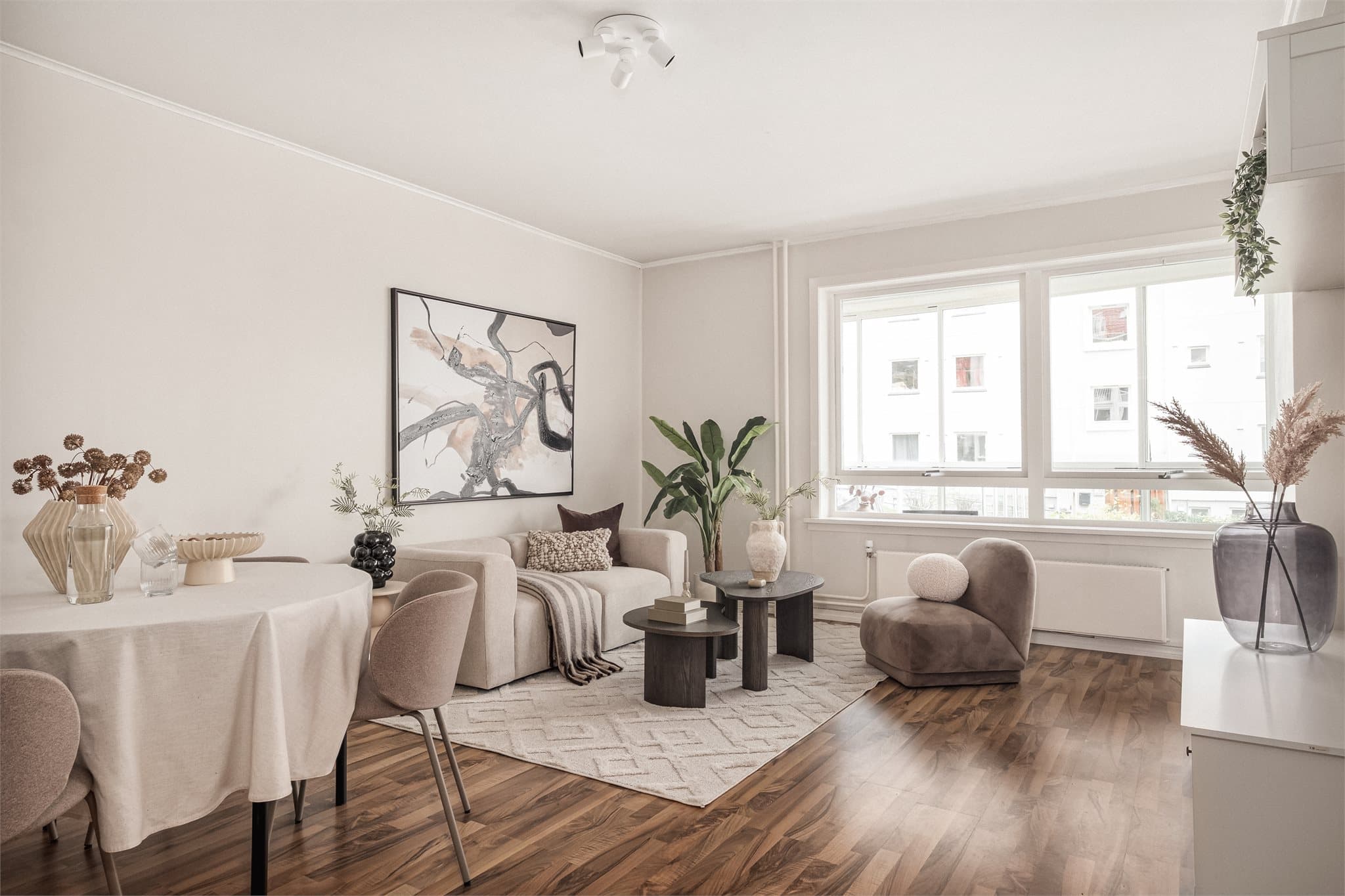 - Emera Eiendomsmegling v/Stian Sletten har gleden av å presentere Amalie Skrams vei 46 -