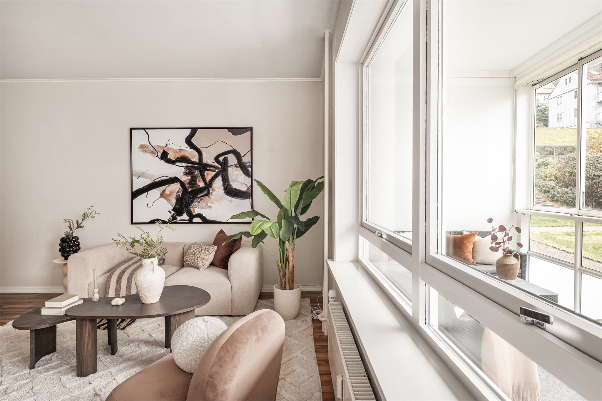 - Rause vindusflater gir godt med lysinnslipp -