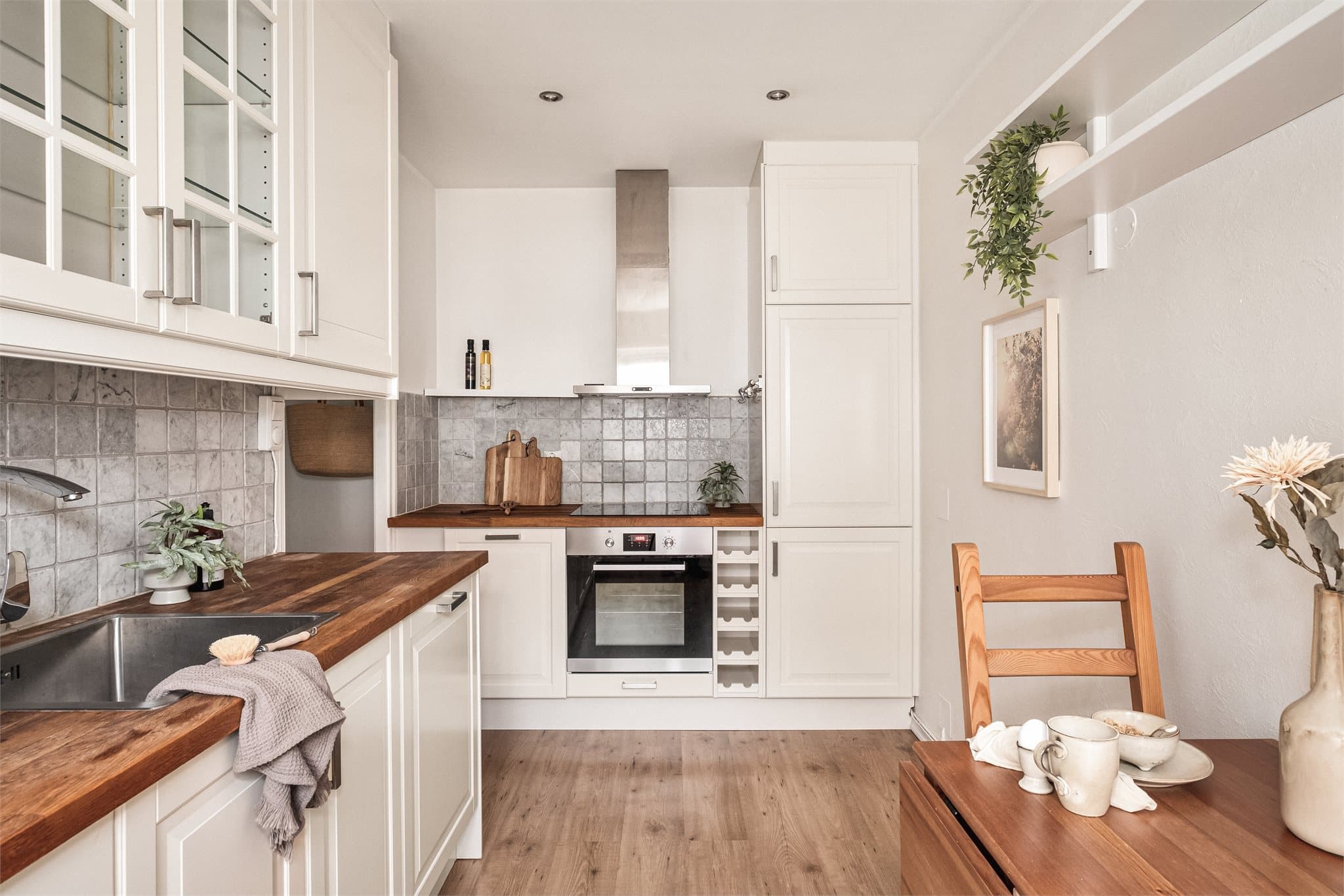 - Spotlights i himlingen gir et tidløst inntrykk og behagelig belysning -