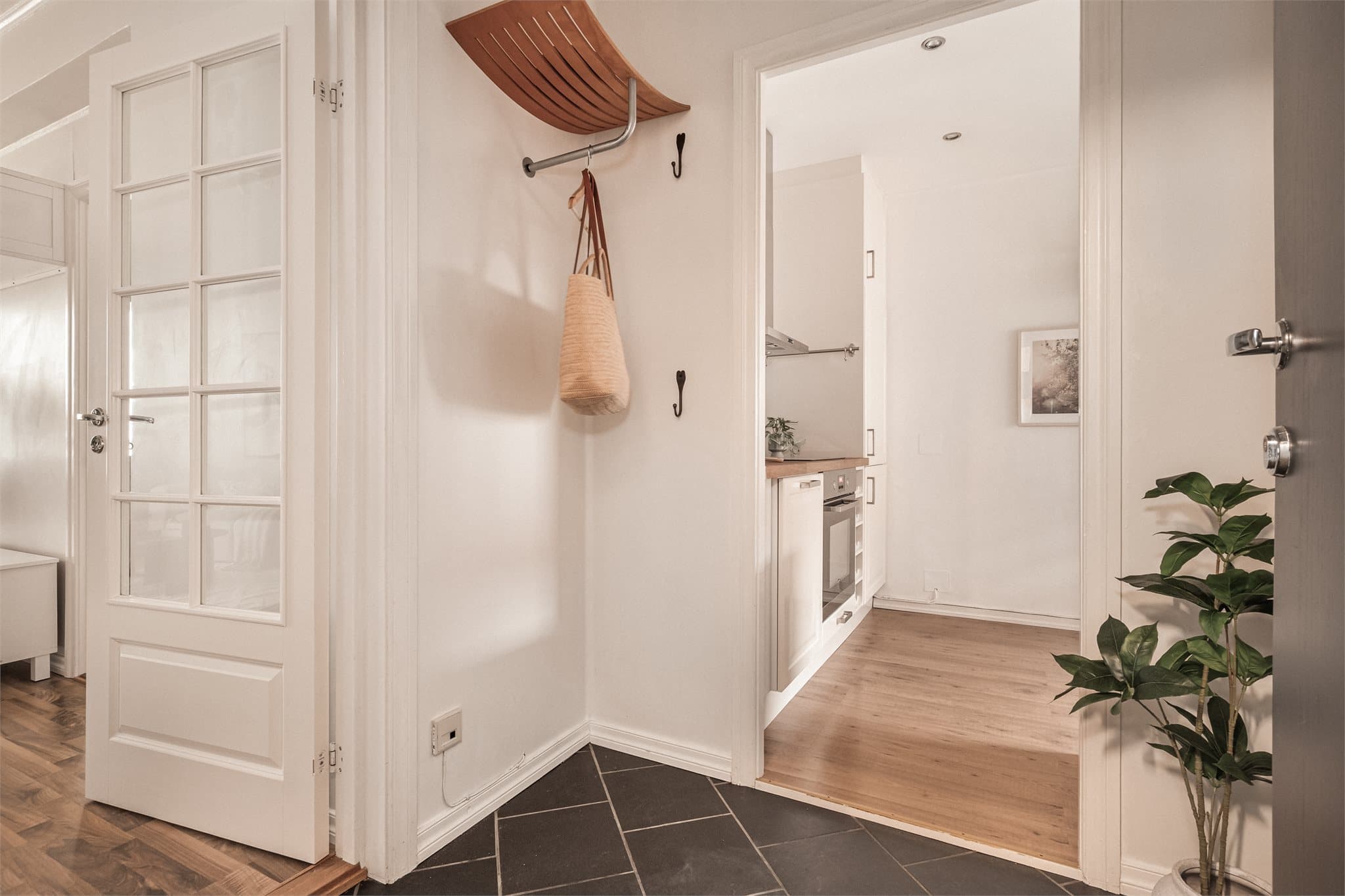 - Du blir ønsket velkommen hjem til en lun og trivelig entré som måler 3,1m² -