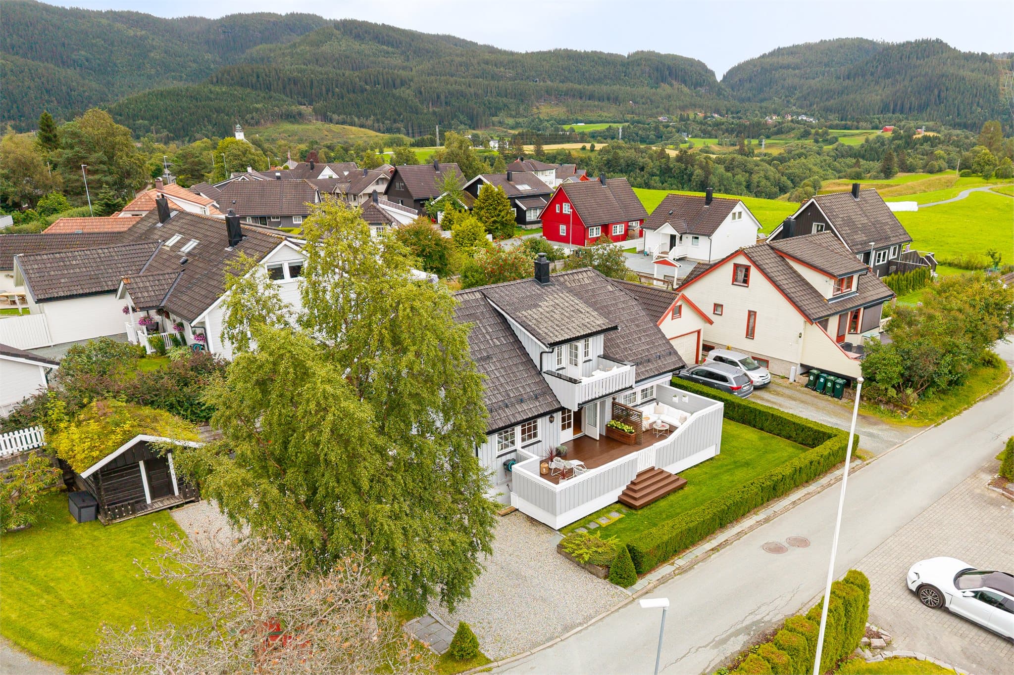 Her bor du med gangavstand til både skole og barnehage, som gir en praktisk og enkel hverdag.