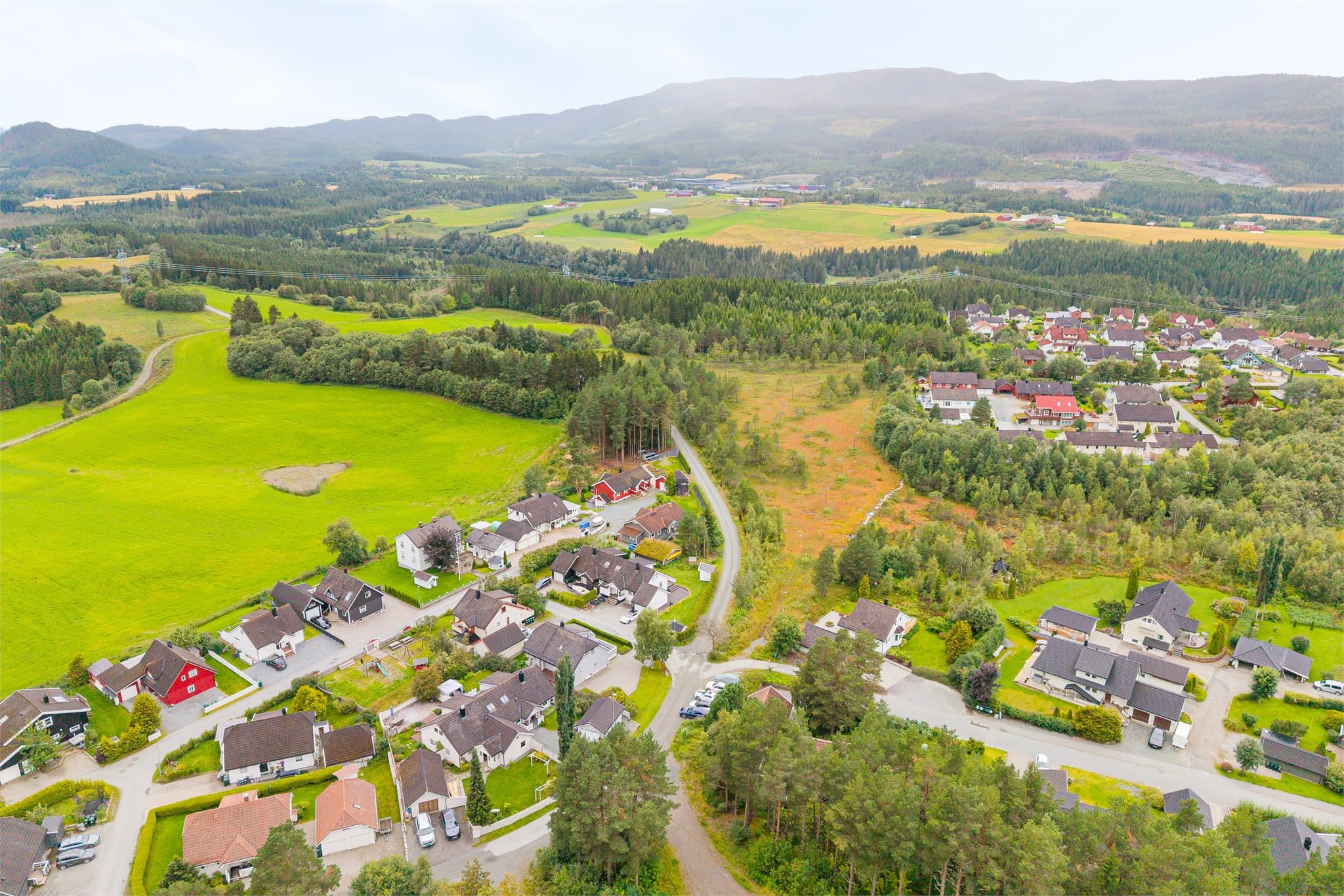Boligen ligger i grønne og rolige omgivelser, med flotte turmuligheter lett tilgjengelig.