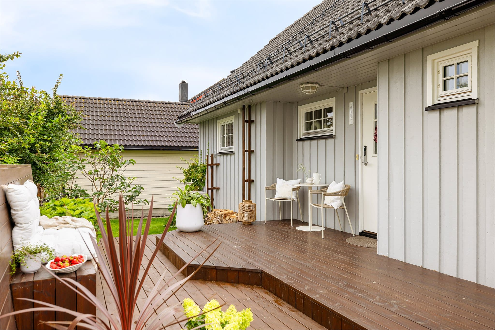 Fint inngangsparti på baksiden av huset med adkomst via solrik platting.