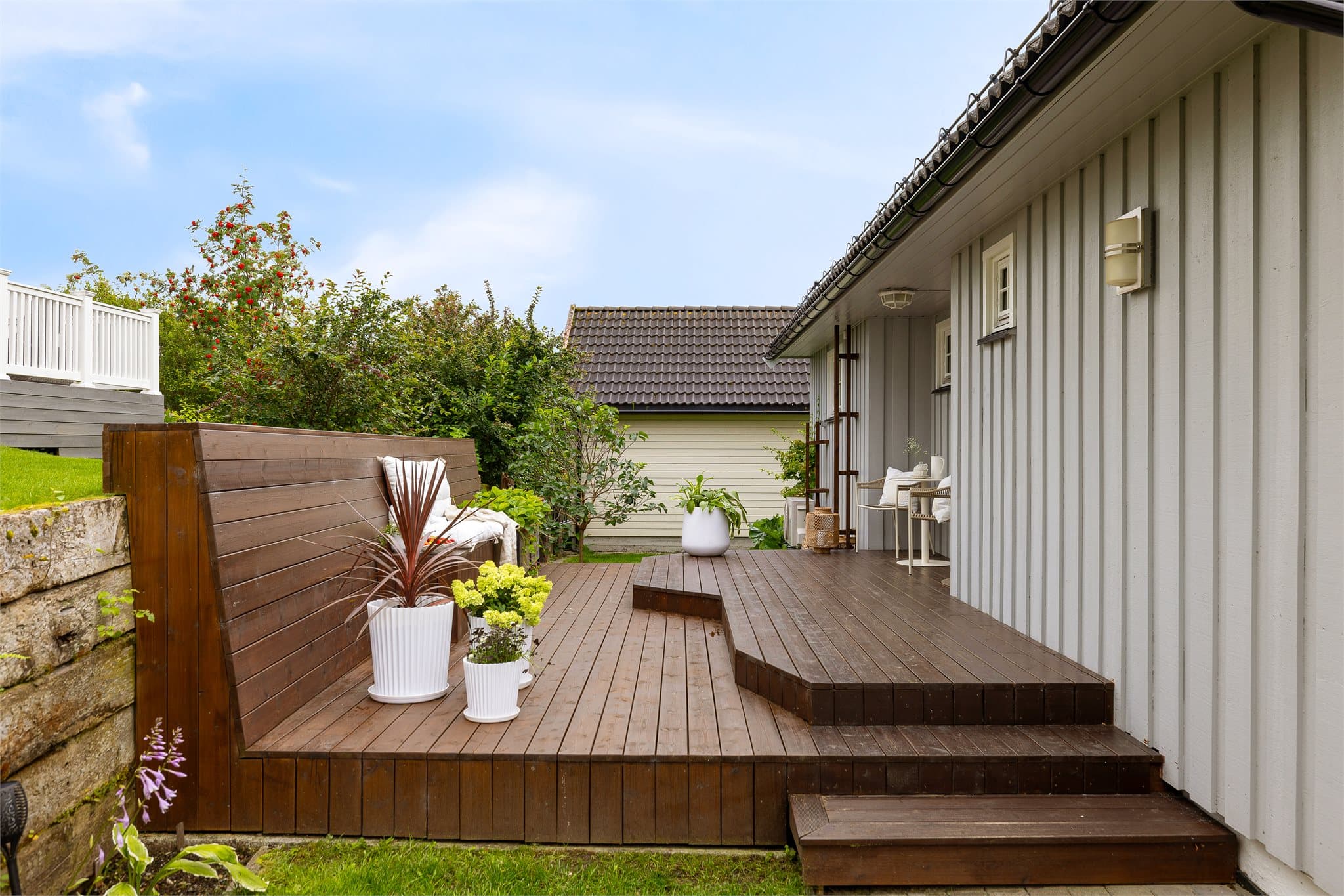 Platting på baksiden av huset er pent opparbeidet med ulike nivåer.