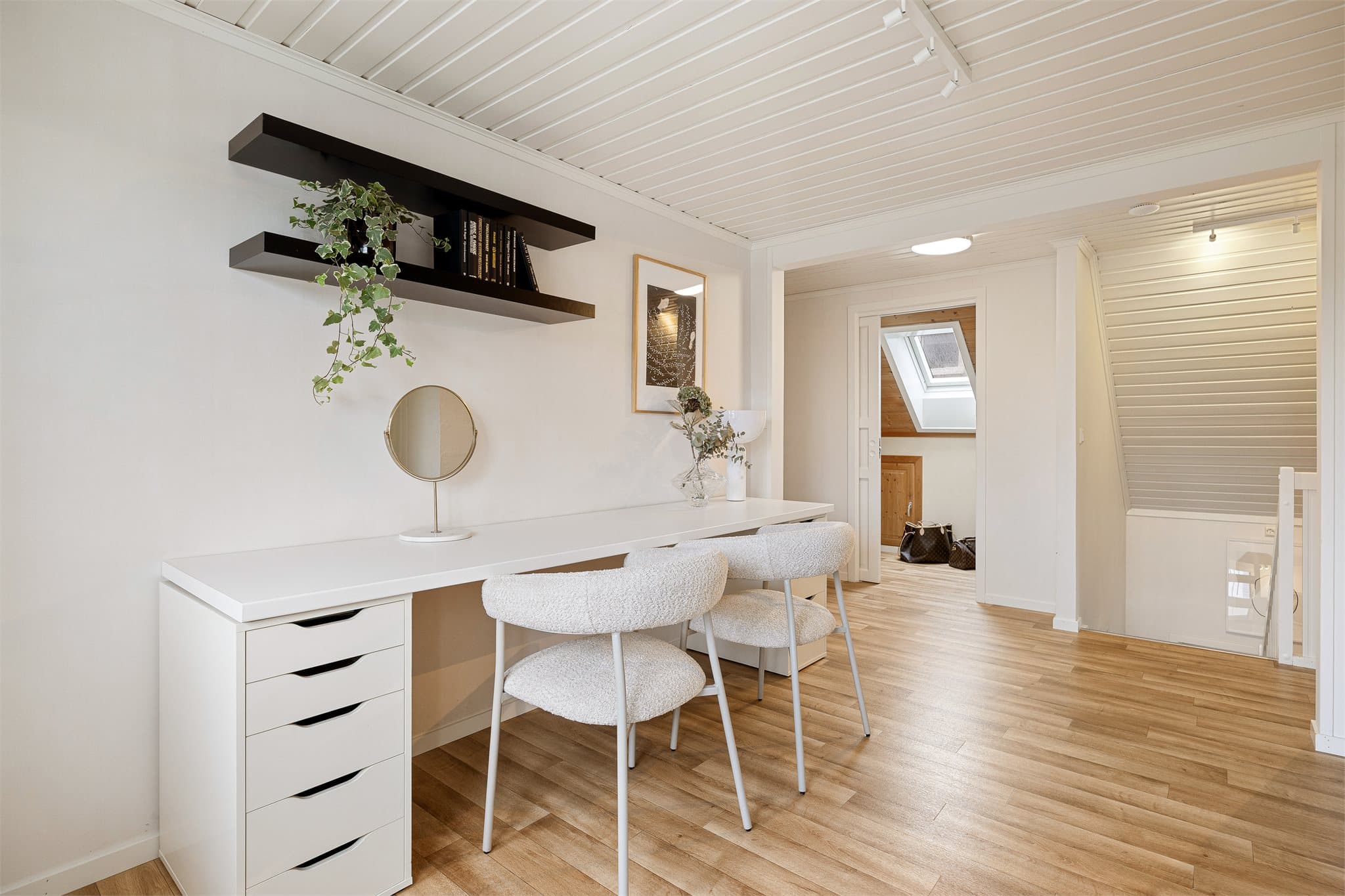 Loftstuen har flere bruksområder og brukes i dag som hjemmekontor for barn og voksne.