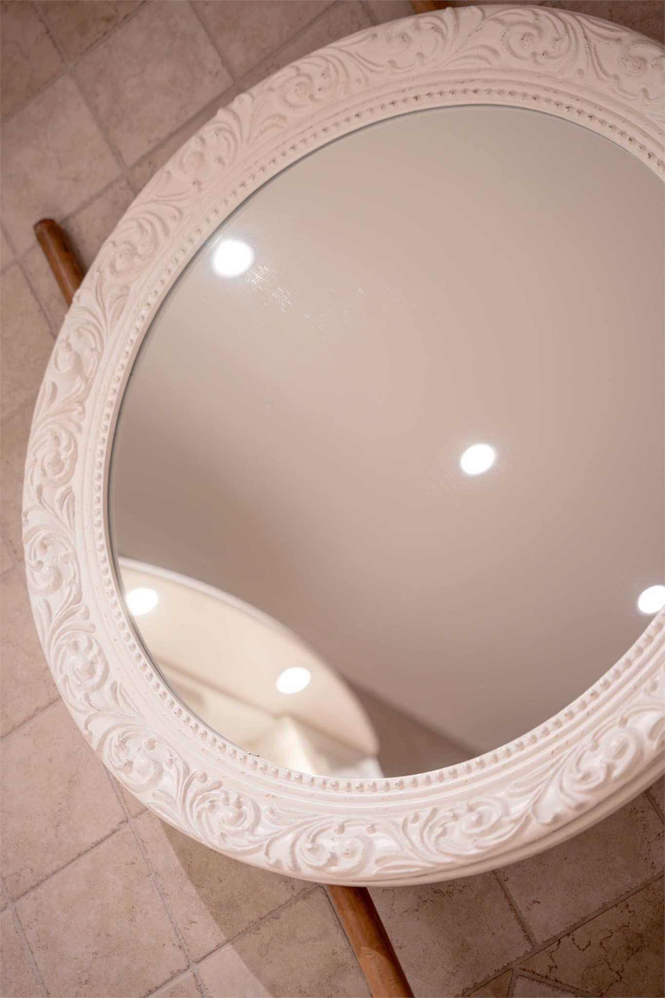 Rommet har innfelte downlights i malt himling.
