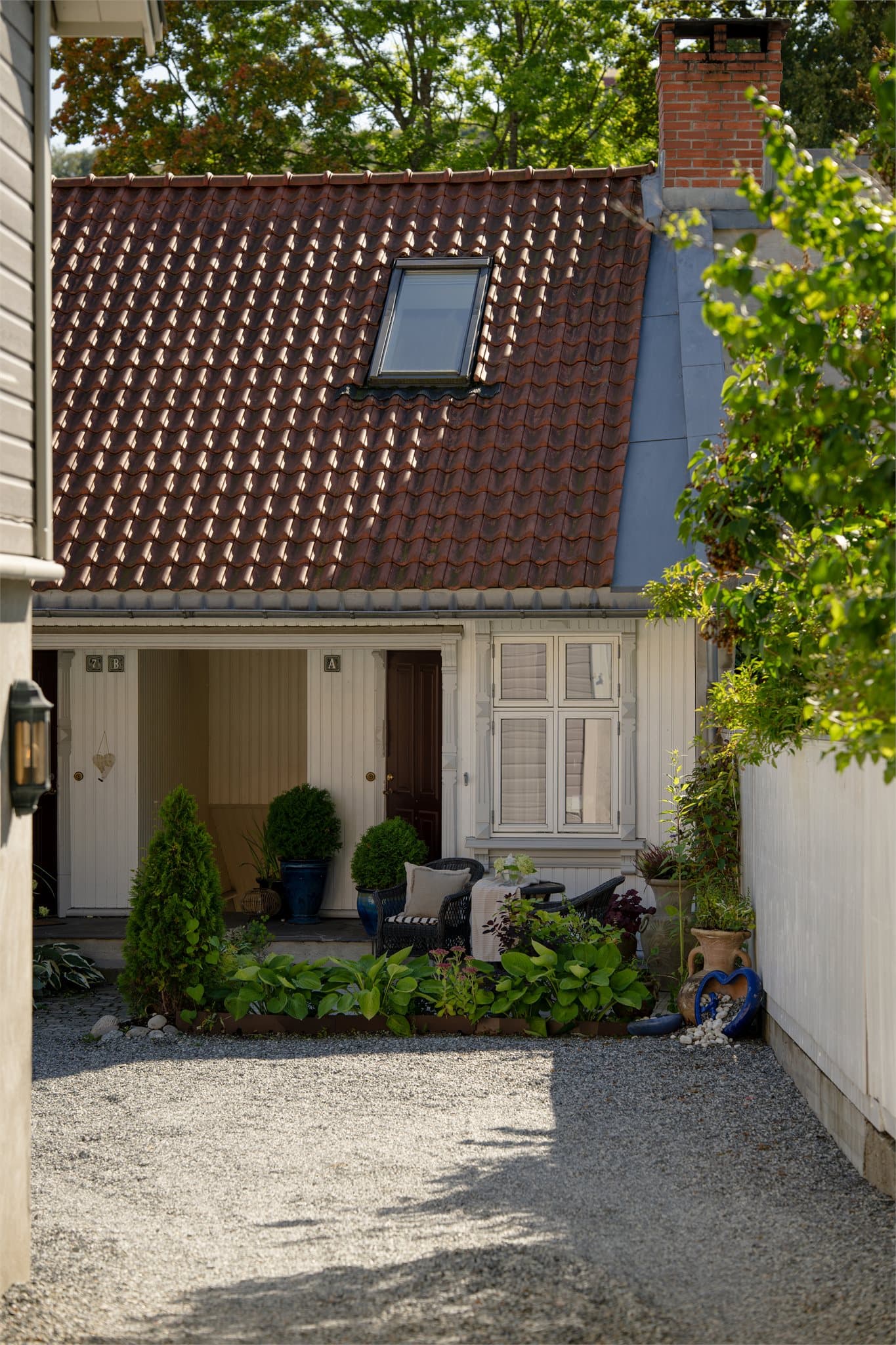 Inngangen ligger skjermet til i enden av det felles gårdstunet.
