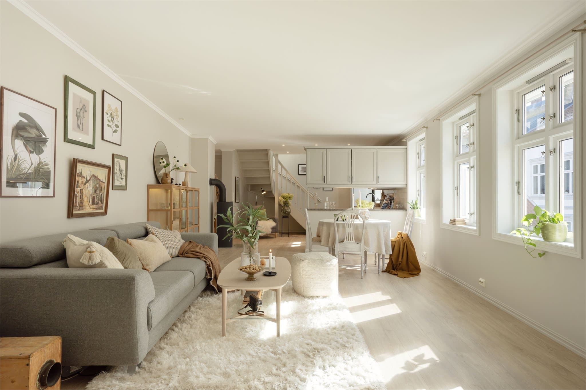 Stuen har god plass til sofagruppe og ligger i åpen forbindelse med kjøkkenet.