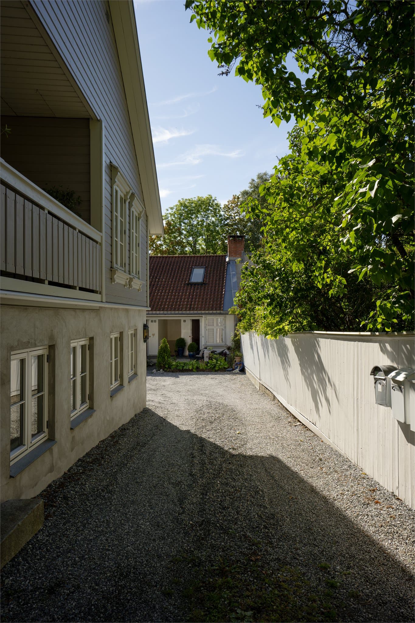 Gruset innkjøring leder inn til sameiets rolige tun.