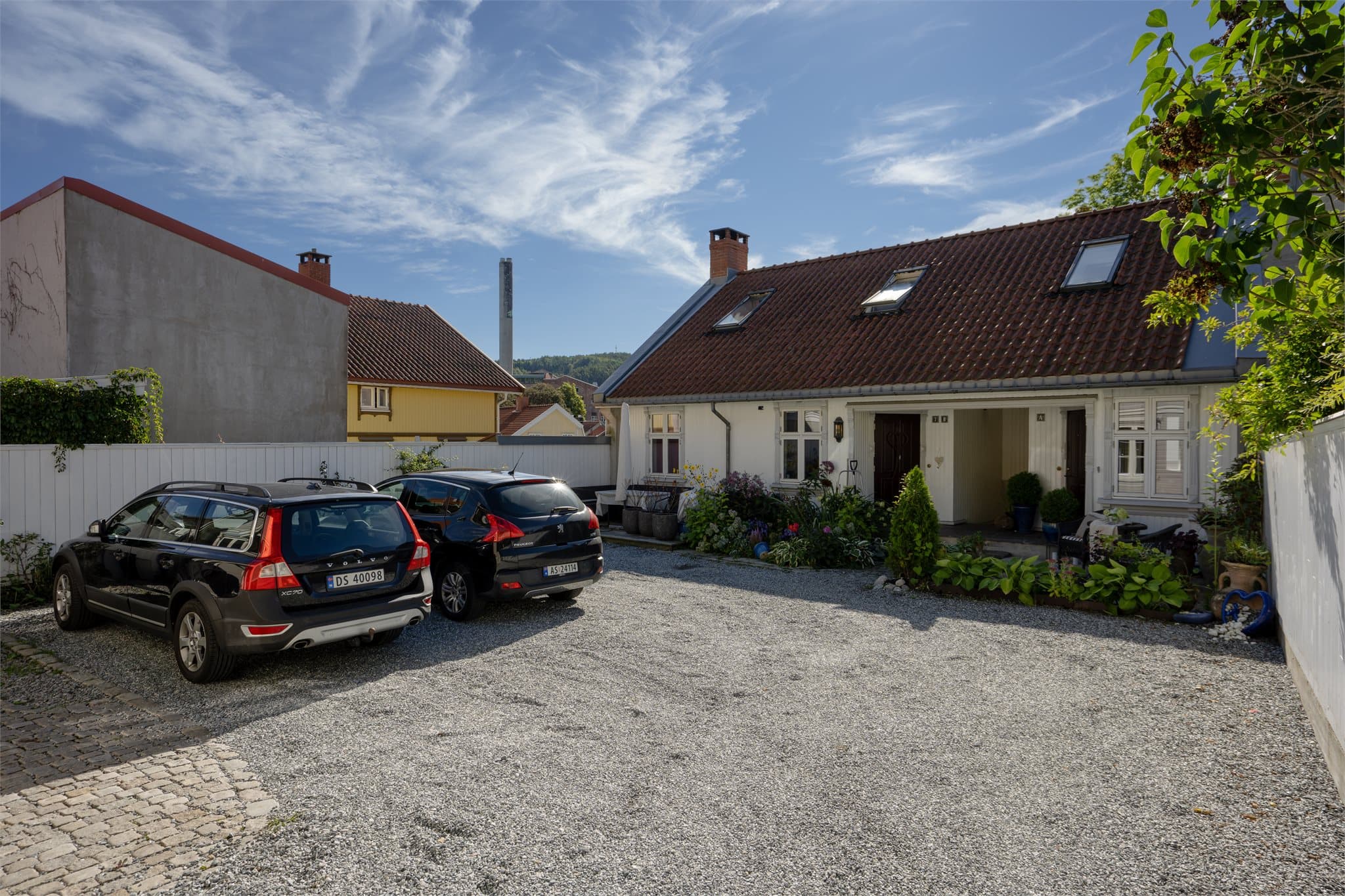 Felles tomt med oppstillingsplasser for bil på gårdstunet.