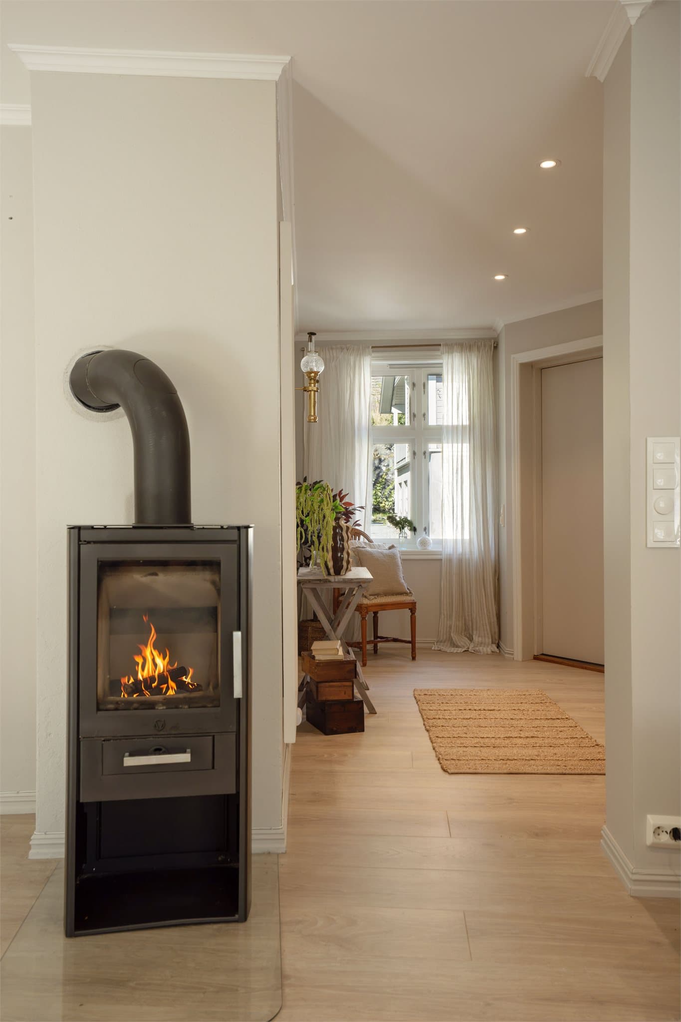 Rentbrennende vedovn fra 2023 montert på glassplate gir god varme.