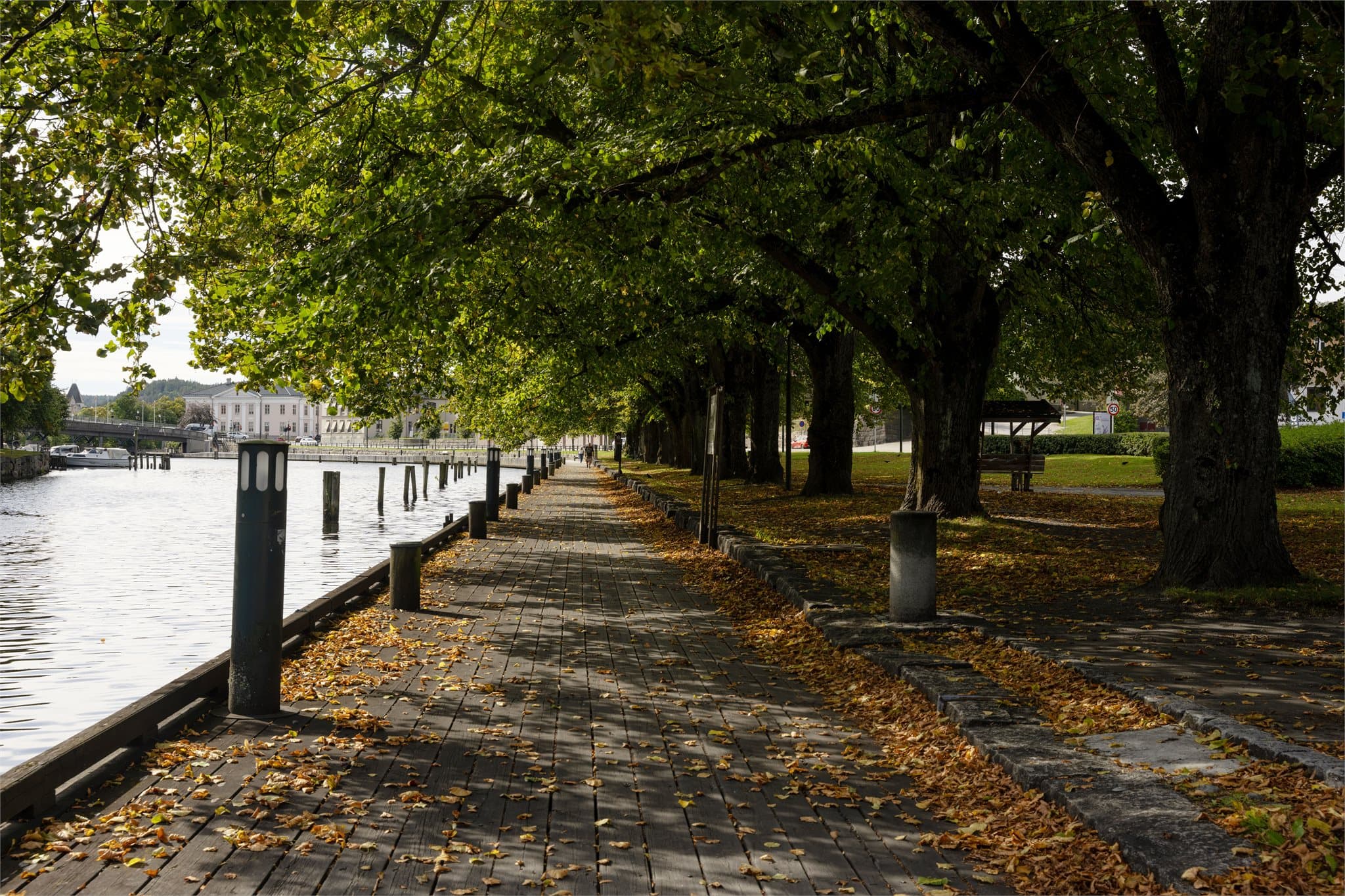Turstiene langs elvepromenaden innbyr til fine turer langs vannet.