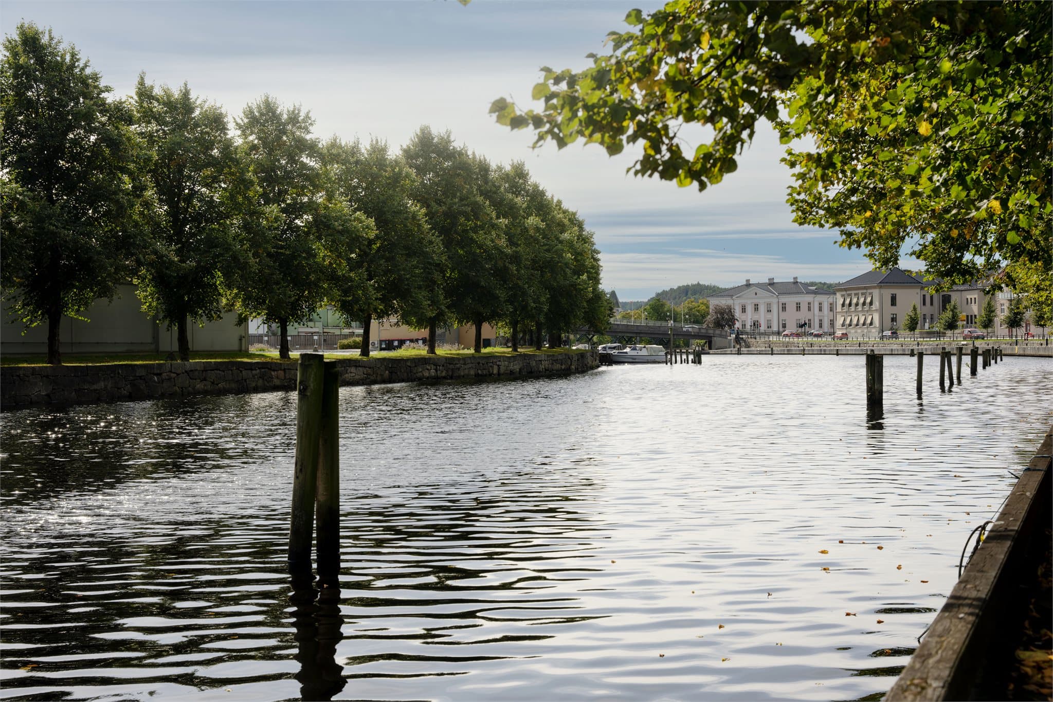 Elvemunningen og gjestehavnen ligger en kort spasertur unna.