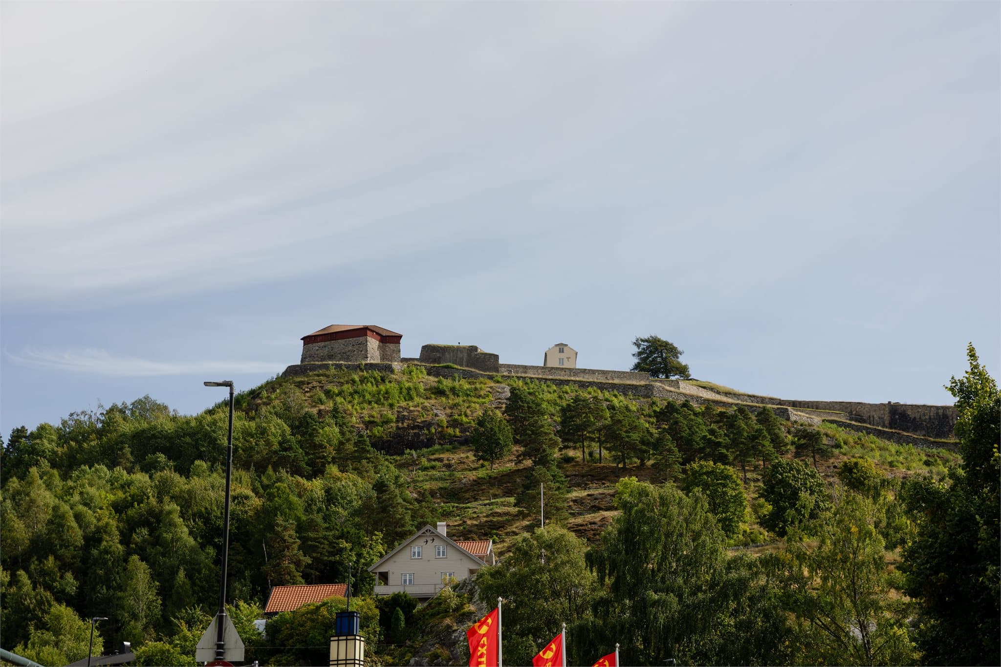 Fredriksten festning troner i nærheten med historiske omgivelser og kulturtilbud.