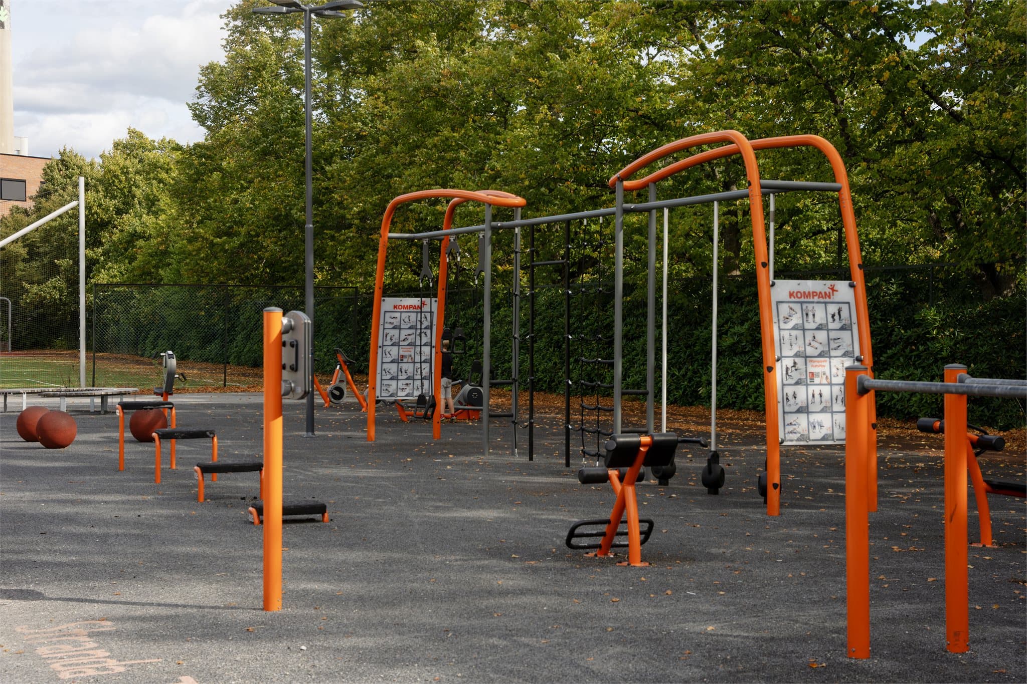 Stranda nærmiljøpark ligger like ved med utendørs treningsanlegg og ballbaner.