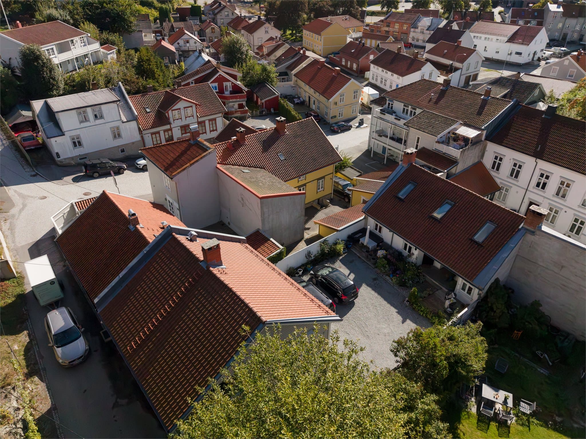 Eiendommen ligger lunt og tilbaketrukket i et etablert boligområde.