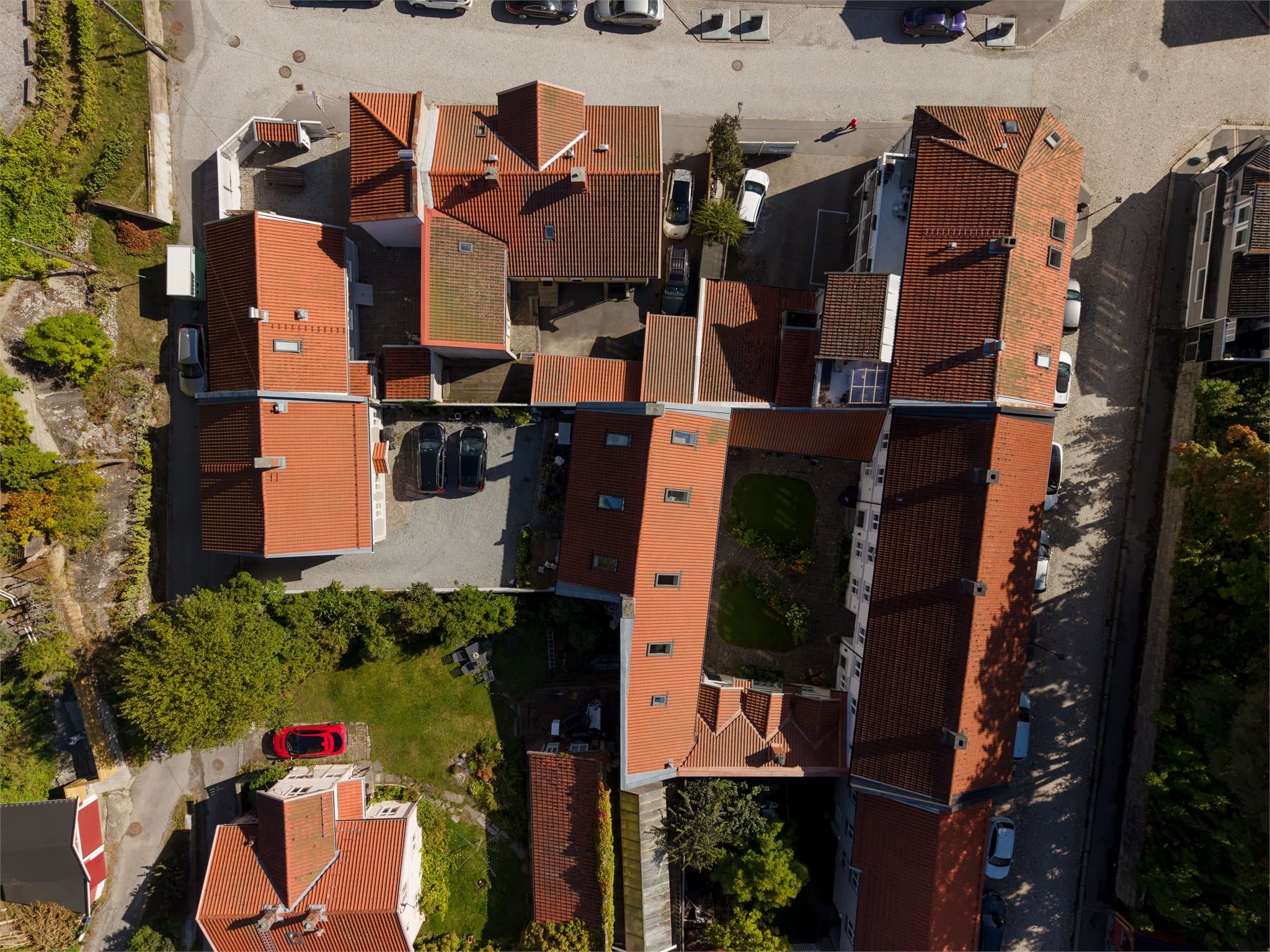 Sameiets bygninger og felles gårdstun på Damhaugen.