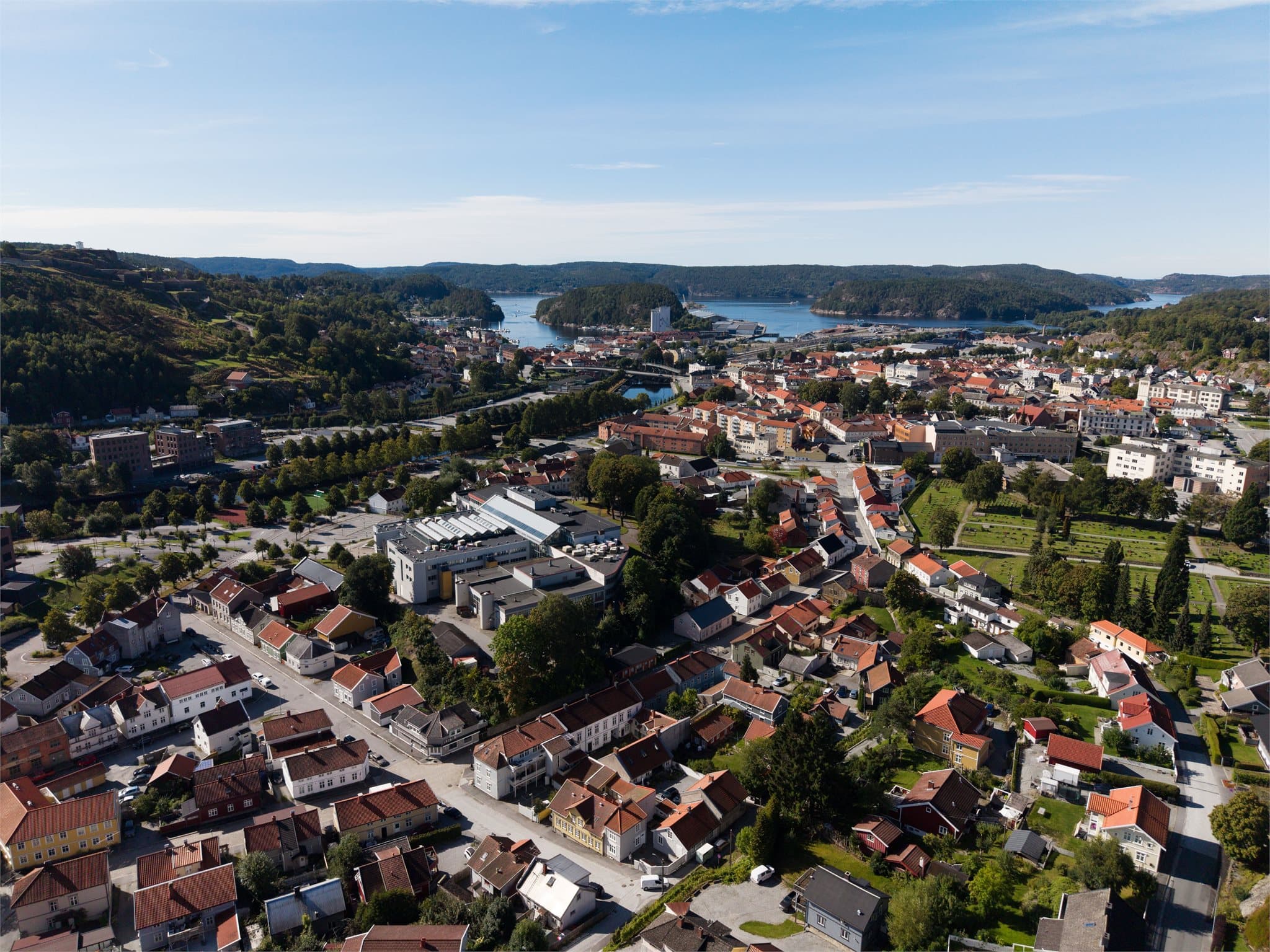 Fra Damhaugen spaserer du ned til Halden sentrum og havnen på få minutter.