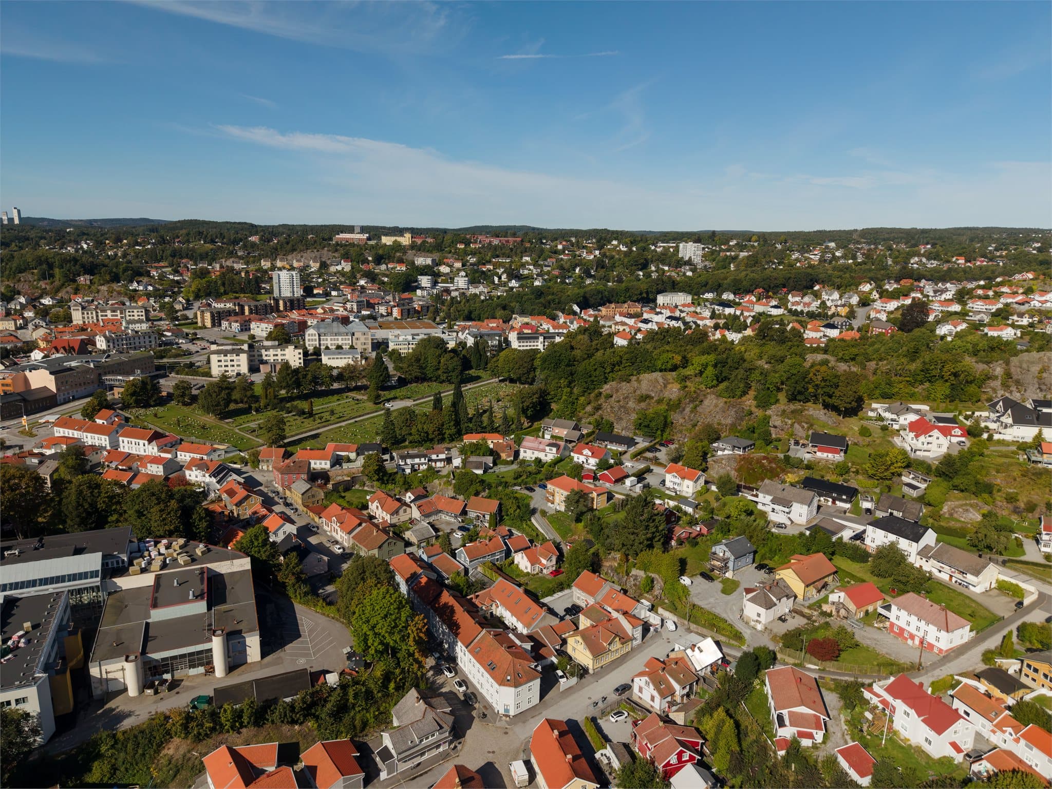 Damhaugen byr på en fin kombinasjon av rolig småbymiljø og sentral nærhet.