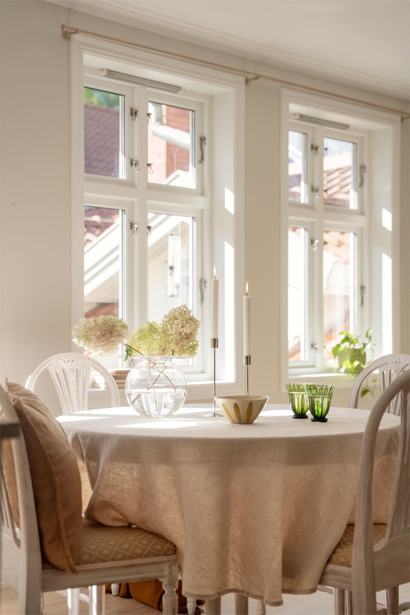 God plass til spisebord der familie og gjester kan samles.