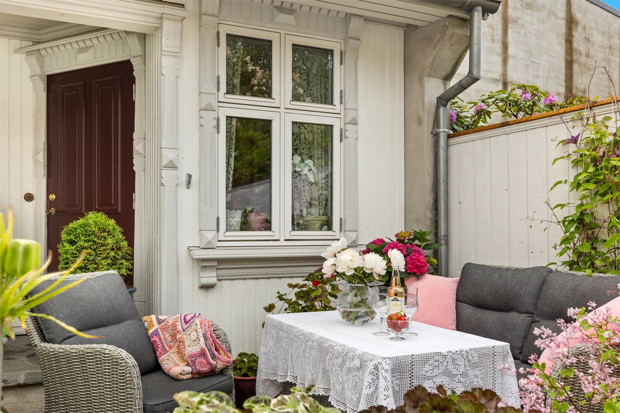 Uteplassen er skjermet og har god plass til en hyggelig sittegruppe.
