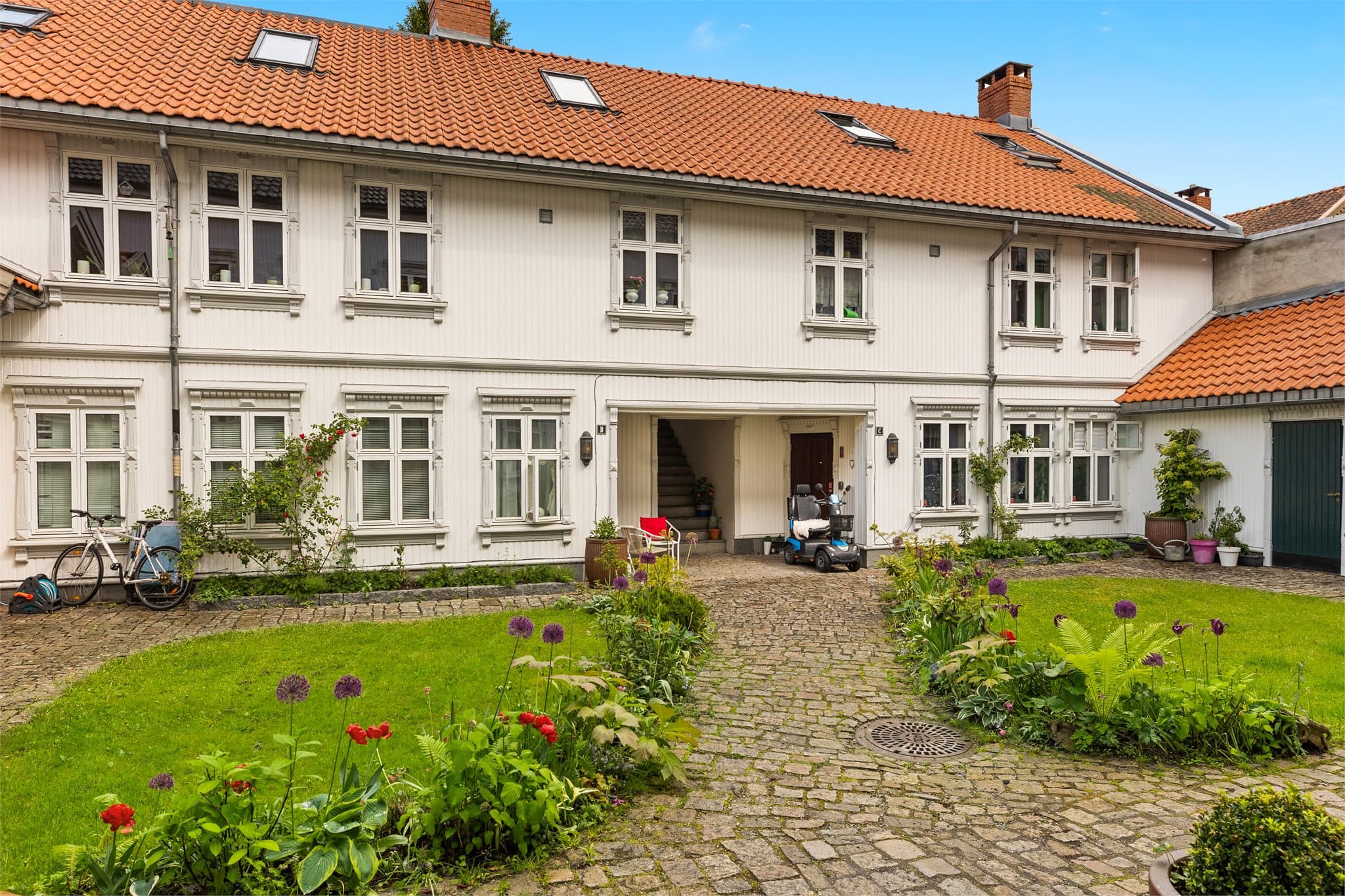 Boligen er en del av et sameie på Damhaugen, med en sentral og rolig beliggenhet i et historisk nabolag.