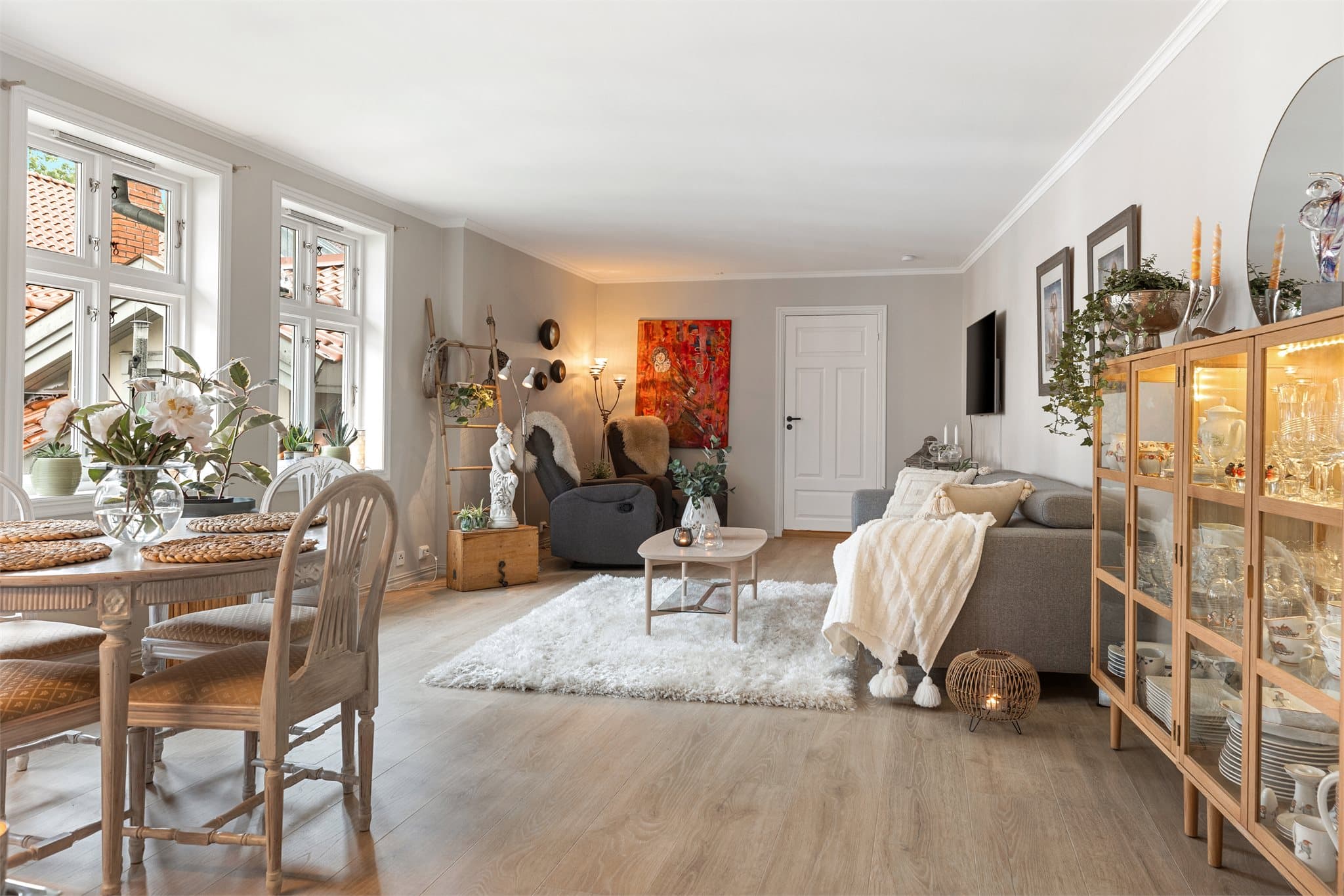 Stuen har god plass til sofagruppe og annet møblement.